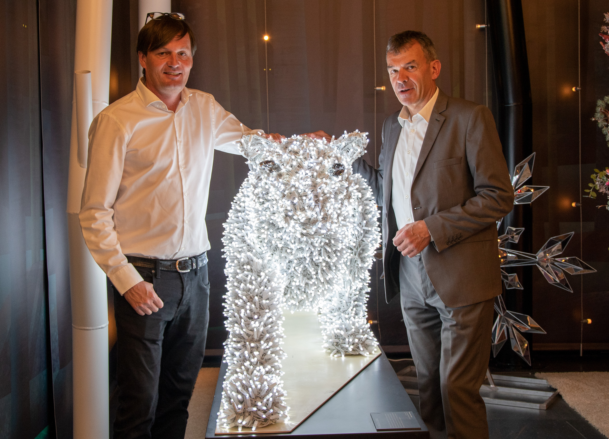 Bürgermeister Georg Willi (r.) machte sich selbst ein Bild von den kreativen Produkten von MK Illumination in der Innsbrucker Trientlgasse. Firmengründer Klaus (2. v. r.) und Thomas Mark (3. v. r.) begrüßten den Stadtchef in ihrem Hauptsitz mit dem Innsbrucker Geschäftsführer Rogier Wesling (3. v. l.), Andreas Frischmann (2. v. l.) und Bernadette Larcher (2. Bild: M.). Das Unternehmen der Zwillingsbrüder ist vor allem durch die Beleuchtung der Bergweihnacht bekannt. Thomas Mark führte den Bürgermeister noch durch den Showroom, danach besprachen die beiden mögliche Projekte für die Zukunft.
