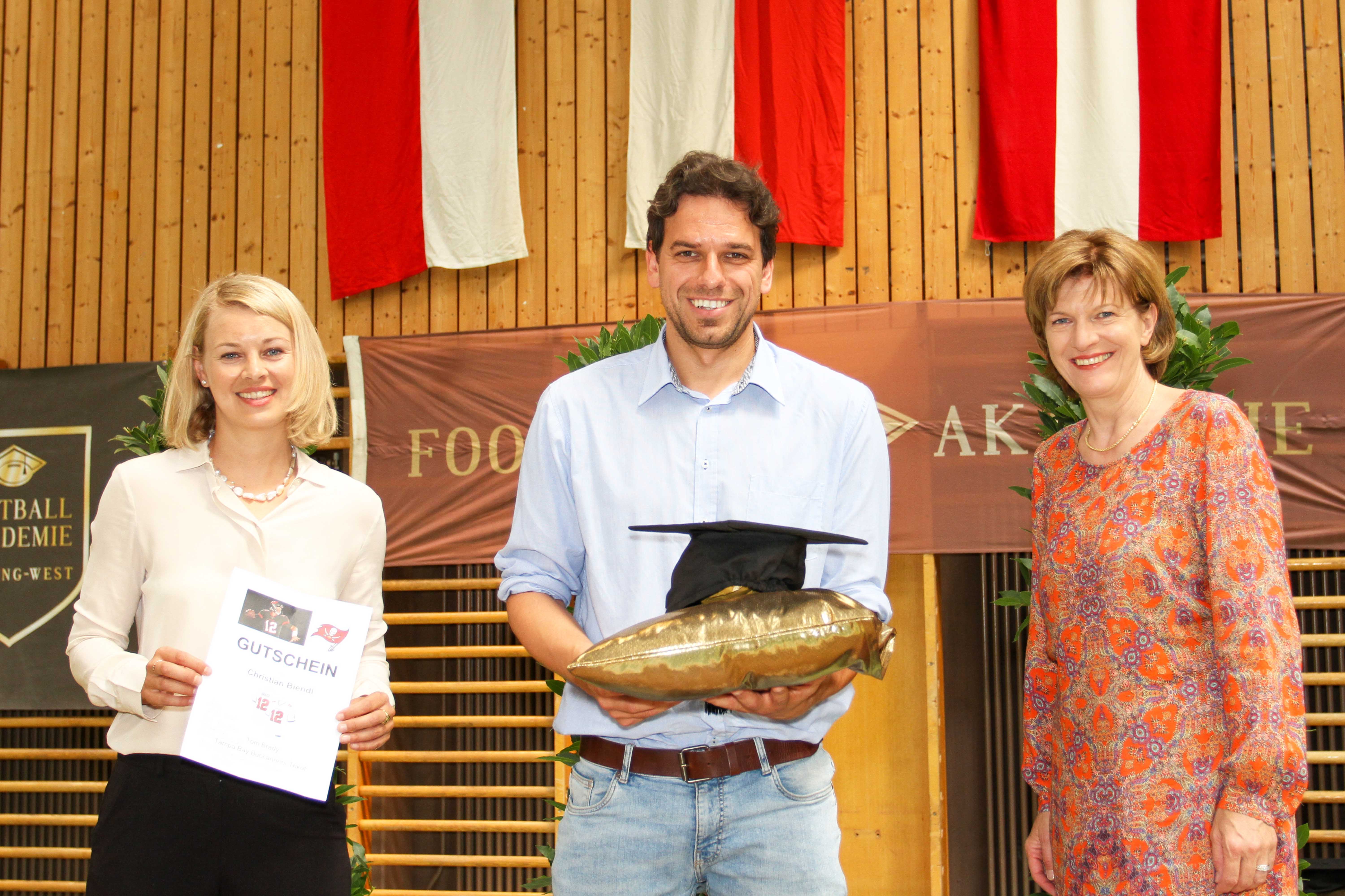 Freuten sich über die gelungene Graduiertenfeier (v.l.): Stadträtin Elisabeth Mayr, Abteilungsleiter der Bildungsdirektion West und Mitbegründer der Football Akademie Christian Biendl, der ebenfalls für seine Verdienste geehrt wurde, und Stadträtin Christine Oppitz-Plörer.