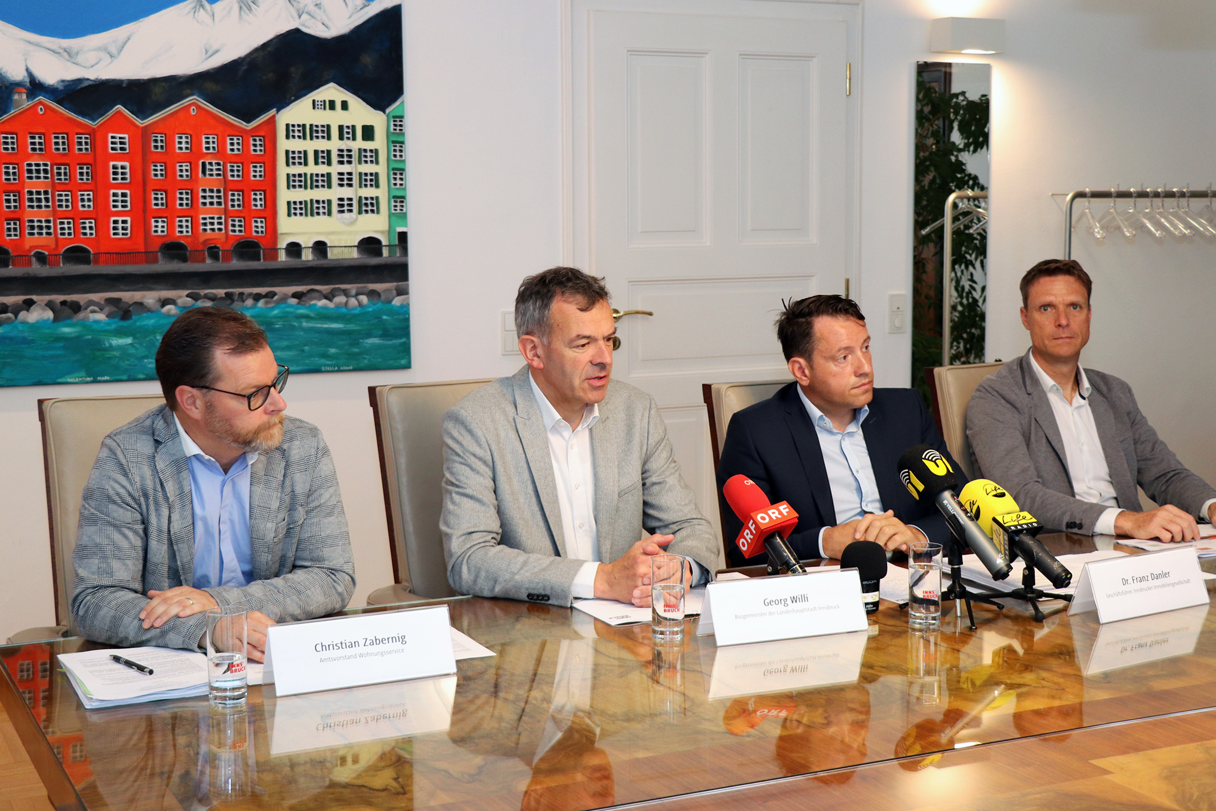 Amtsleiter Christian Zabernig (Wohnungsservice), Bürgermeister Georg Willi, IIG-Geschäftsführer Franz Danler und IIG-Geschäftsbereichsleiter Bernhard Matt (v. l.) präsentierten am Donnerstag das Konzept „Leistbarer Wohnraum”.