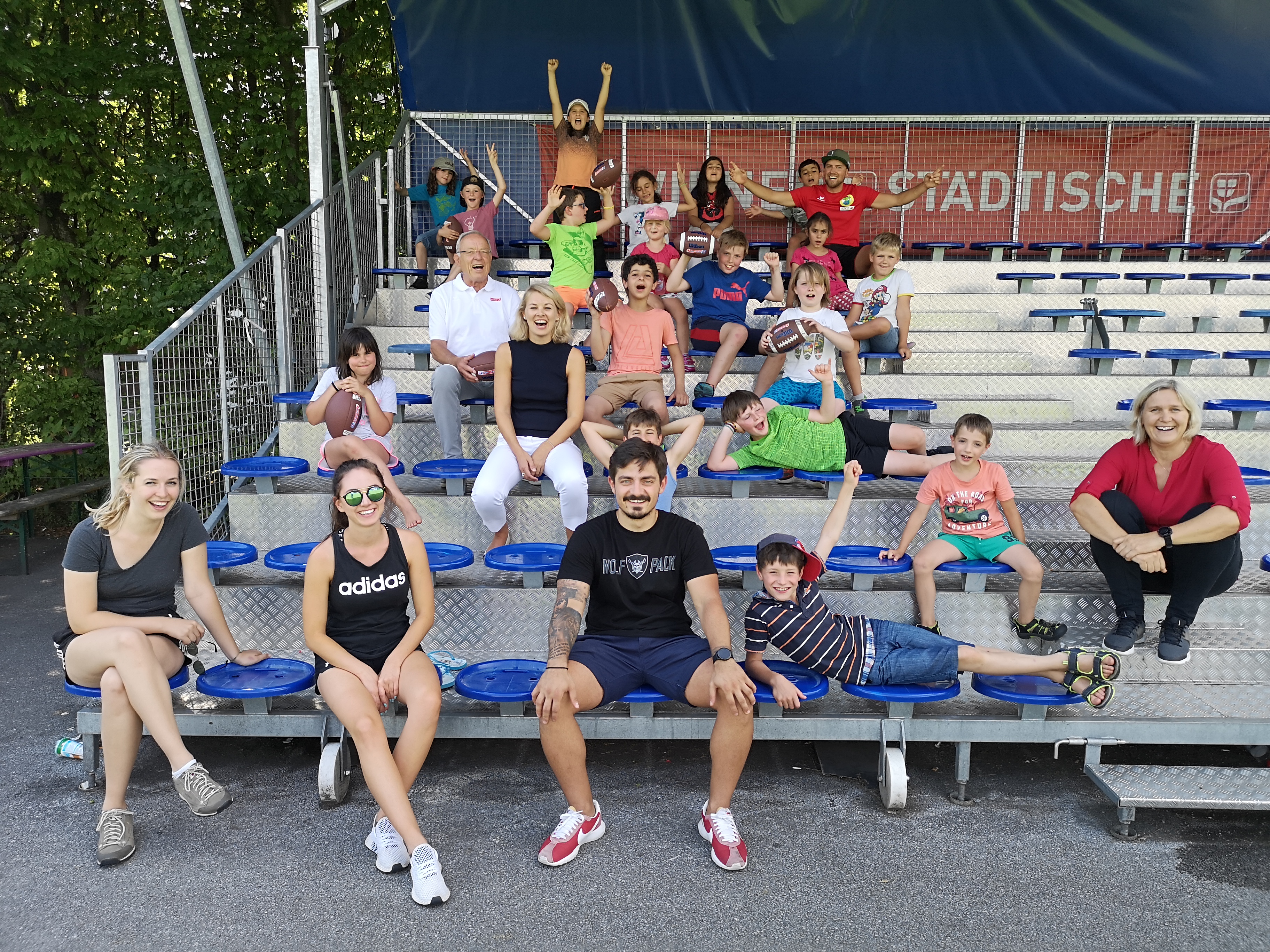 Sportstadträtin Elisabeth Mayr (Bildmitte) zeigt sich bei ihrem Besuch begeistert von den ASKÖ-Feriensportwochen.
