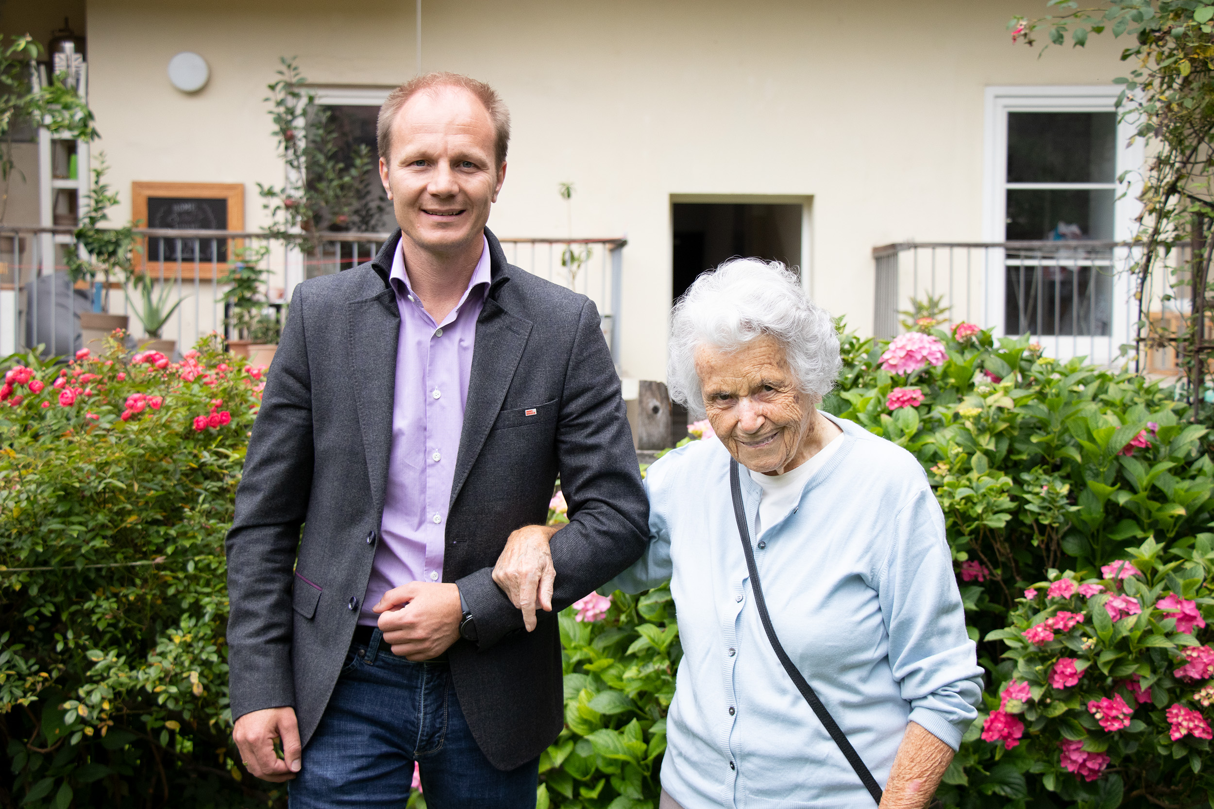 Herzlichen Glückwunsch zum „Halbrunden“: Elsa Roilo und Vizebürgermeister Hannes Anzengruber im Garten der Jubilarin.