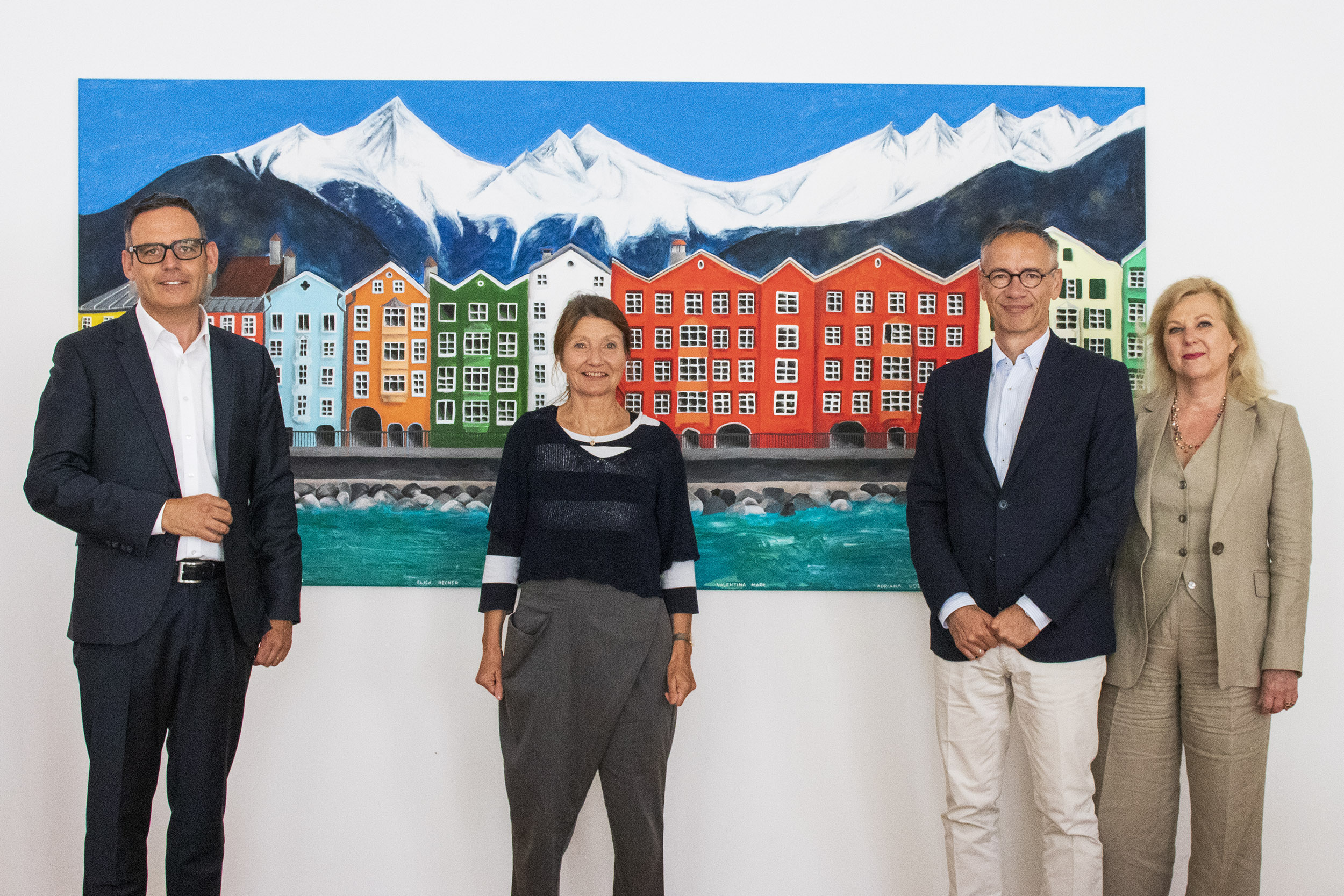 Vizebürgermeisterin Uschi Schwarzl (2. v.l.) begrüßte den Botschafter des Königreichs der Niederlande, Aldrik Gierveld und seine Frau Saskia, sowie den Innsbrucker Honorarkonsul der Niederlande, Harald Gohm (l.). Sie tauschten sich über aktuelle Themen aus.