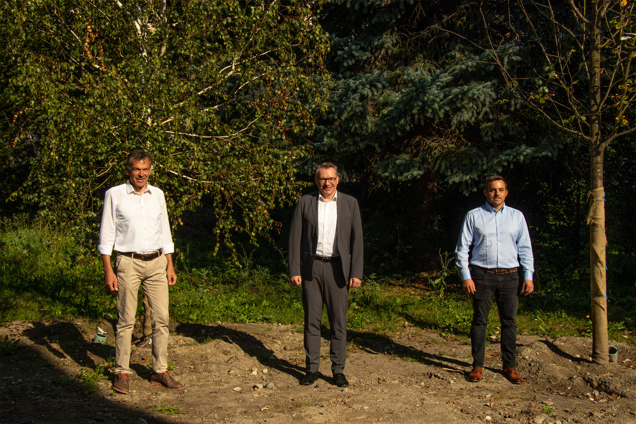 Bürgermeister Georg Willi und Landesrat Tratter machten sich gemeinsam mit Projektleiter Ludwig Tanzer (v. l.) ein Bild von den neu eingepflanzten Bäumen im Park.