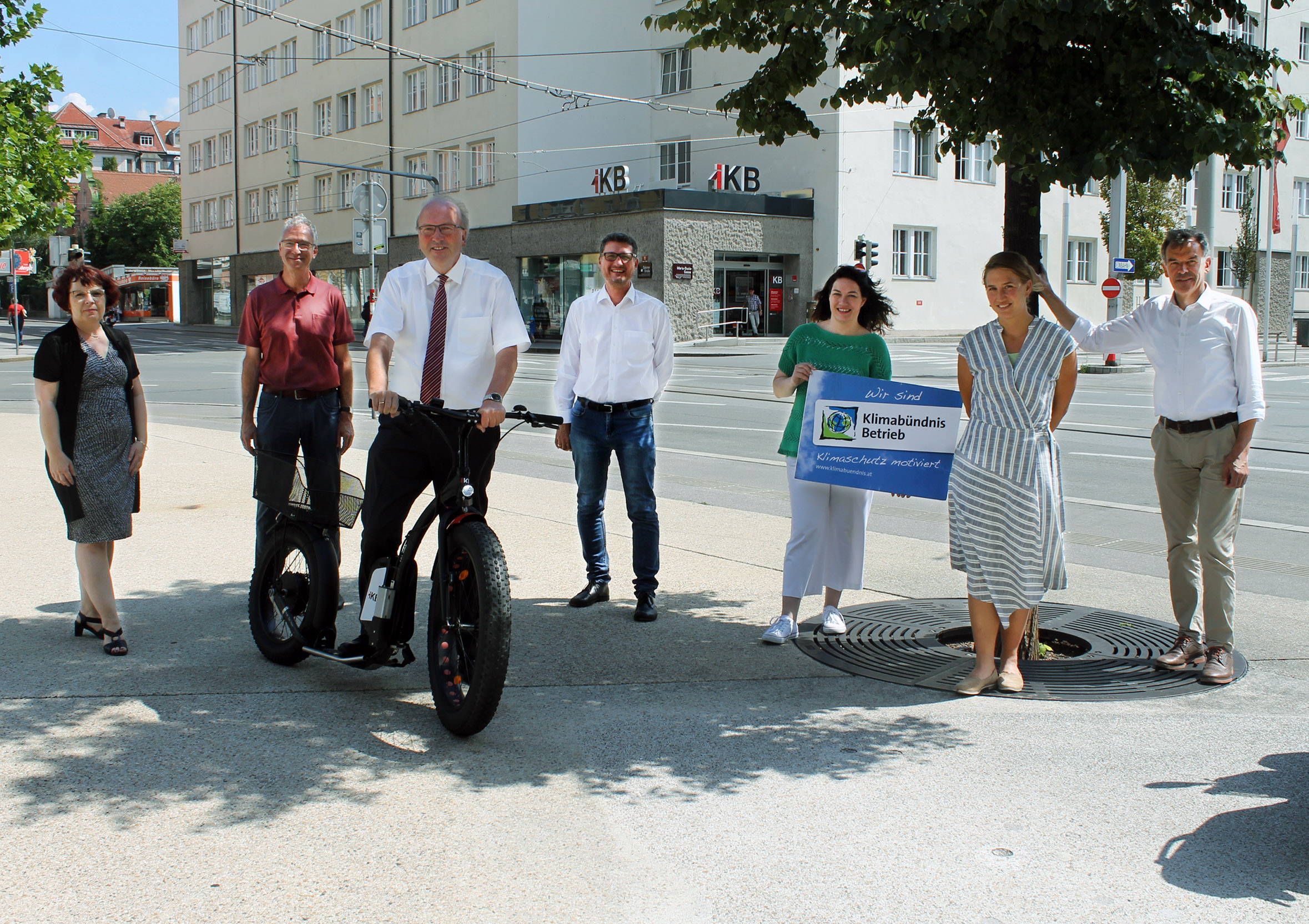 Herzliche willkommen in Klimabündnis Tirol IKB! (von links) Sabine Kopp, Stefan Hetzenauer und Vorstandsvorsitzender DI Helmuth Müller (alle IKB), Klimabündnis-Geschäftsführer Andrä Stigger, Obfrau LHStvin Ingrid Felipe, Sophia Neuner (IKB) und Bürgermeister Georg Willi.