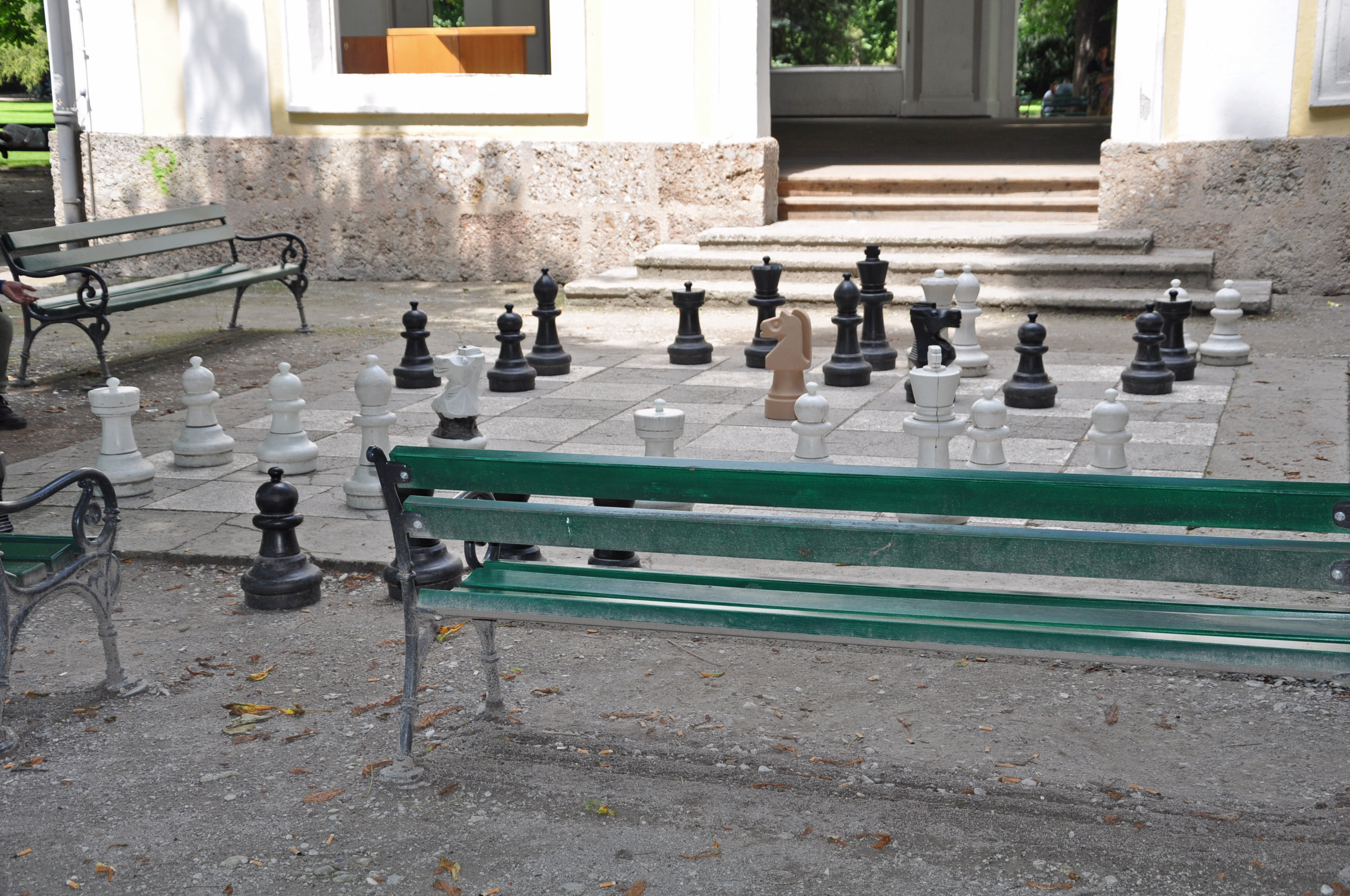 Die beliebte Schachspielanlage im Hofgarten wird in den Englischen Garten verlegt.