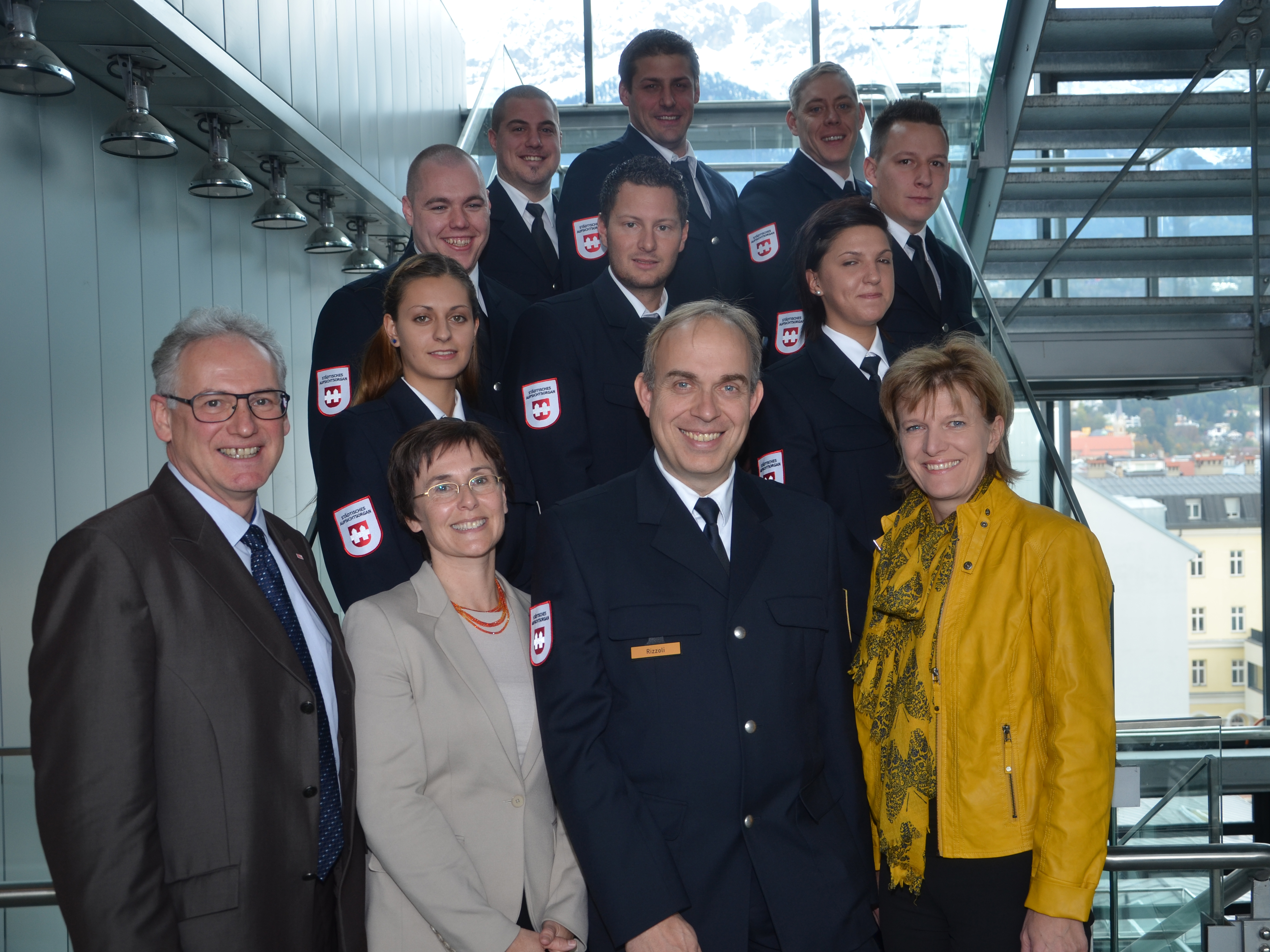 Magistratsdirektor Bernhard Holas, Abteilungsleiterin MAII Elisabeth SCHNEGG-SEEBER, Amtsvorstand für Allgemeine Sicherheit und Veranstaltungen Elmar Rizzoli und Bürgermeisterin Christine Oppitz-Plörer mit den acht neuen Mitarbeiterinnen und Mitarbeitern der Mobilen Überwachungsgruppe (MÜG), die erfolgreich den dreimonatigen Ausbildungslehrgang abgeschlossen haben.