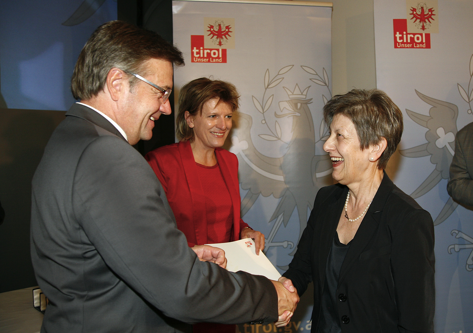 Rund 140 ehrenamtlich tätige InnsbruckerInnen wurden am 29. September, dem Tag des Ehrenamtes, geehrt. Als Dankeschön  gab es von Landeshauptmann Günther Platter und Bürgermeisterin Christine Oppitz-Plörer  die Tiroler Ehrenamtsnadel in Gold. Bürgermeisterin Oppitz-Plörer betonte, dass Zeit ein wertvolles Gut geworden ist und bedankte sich dafür, dass Ehrenamtliche diese Kostbarkeit verschenken.