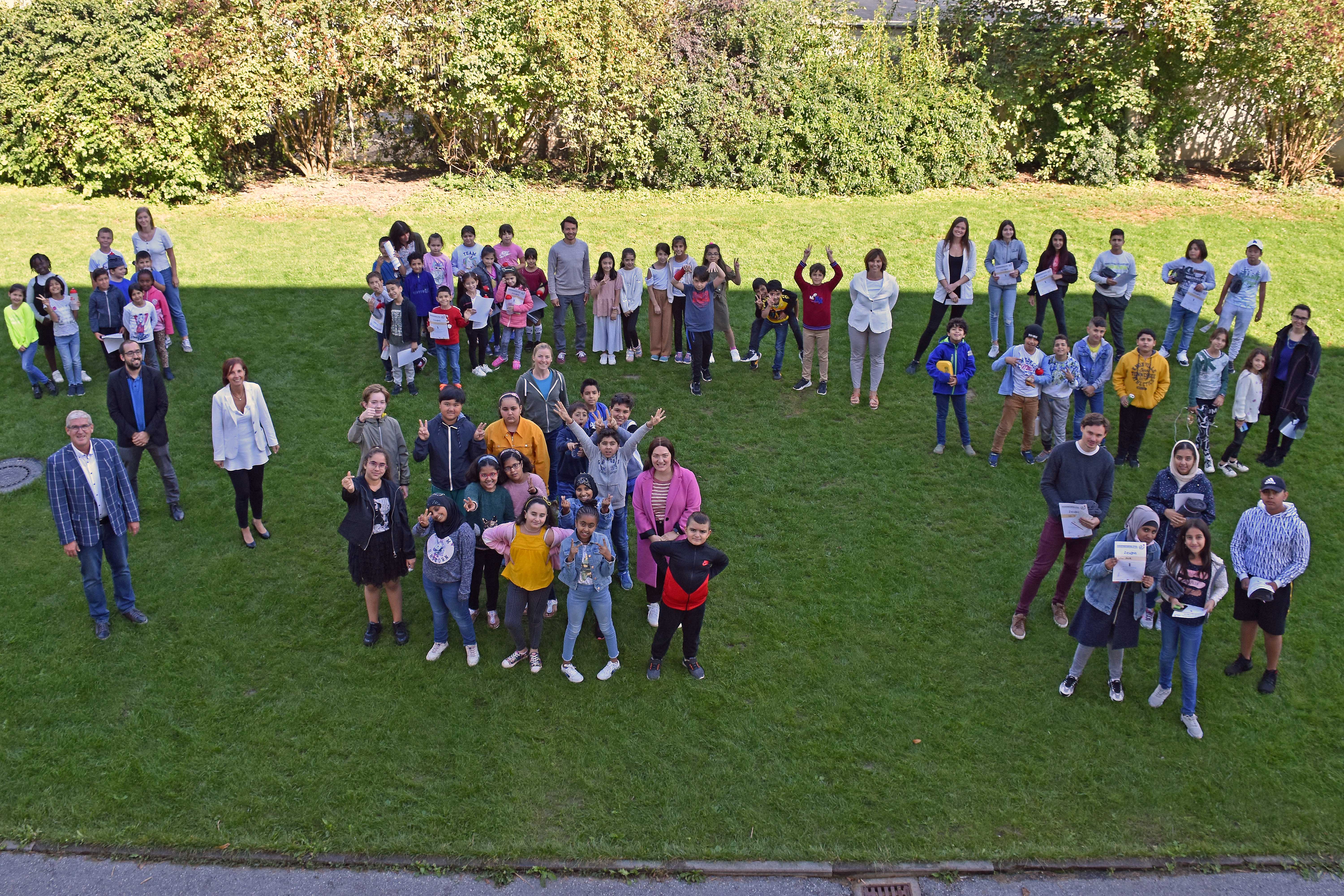 Sprache und Bildung als Türöffner: Zum erfolgreichen Abschluss von “Deutsch im Sommer” überreichten Landesrätin Gabriele Fischer (vorne, 3. v.l.) und Wolfgang Haslwanter (Jugendrotkreuz Tirol; vorne, 1. v.l.) – im Bild mit den LehrerInnen, Nicola Köfler (Stadt Innsbruck) und Alexander Sulzenbacher (JRK Tirol) – insgesamt 167 PflichtschülerInnen Urkunden und kleine Geschenke.