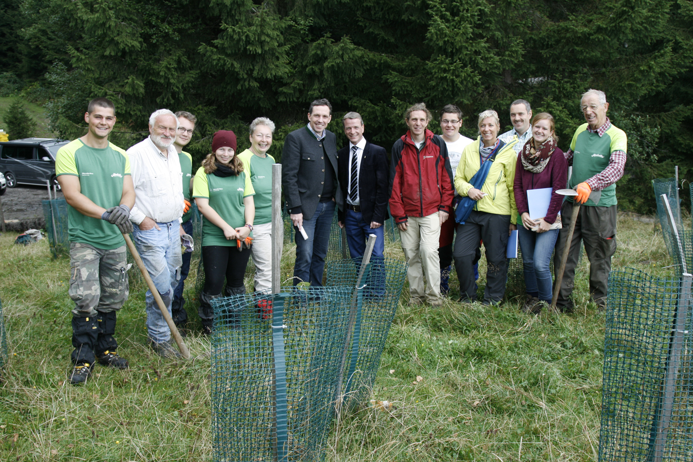 Vom 21. bis 27. September fand in Zusammenarbeit mit der Stadt Innsbruck, dem Landesforstdienst Tirol und dem Tiroler Forstverein das Bergwaldprojekt „Höttinger Alm“ des Oesterreichischen Alpenvereins statt. Auf der 1.487 m gelegenen Alm, inmitten der Innsbrucker Nordkette, führten 12 Freiwillige aus Österreich und Deutschland im Alter zwischen 21 und 71 Jahren gemeinsam Aufforstungs-, Räumungs-, und Pflegesteigarbeiten durch.