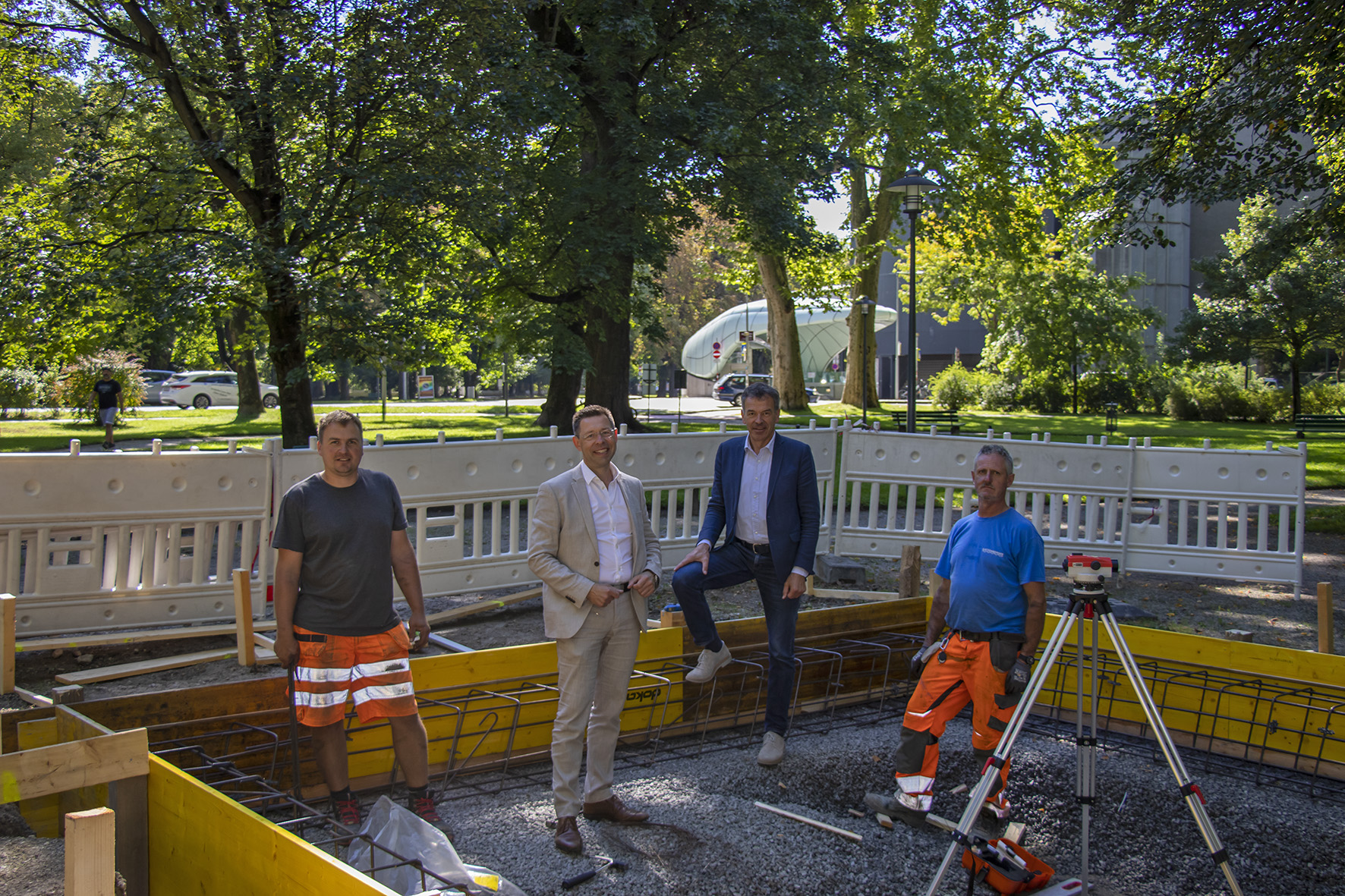 Bürgermeister Georg Willi (2. v. r.), und Markus Wimmer (2. v. l.) verschafften sich einen Überblick über den Stand der Arbeiten, die von Martin Gatt (l.) und Hermann Stackler (r., beide Straßenbetrieb) ausgeführt werden.
