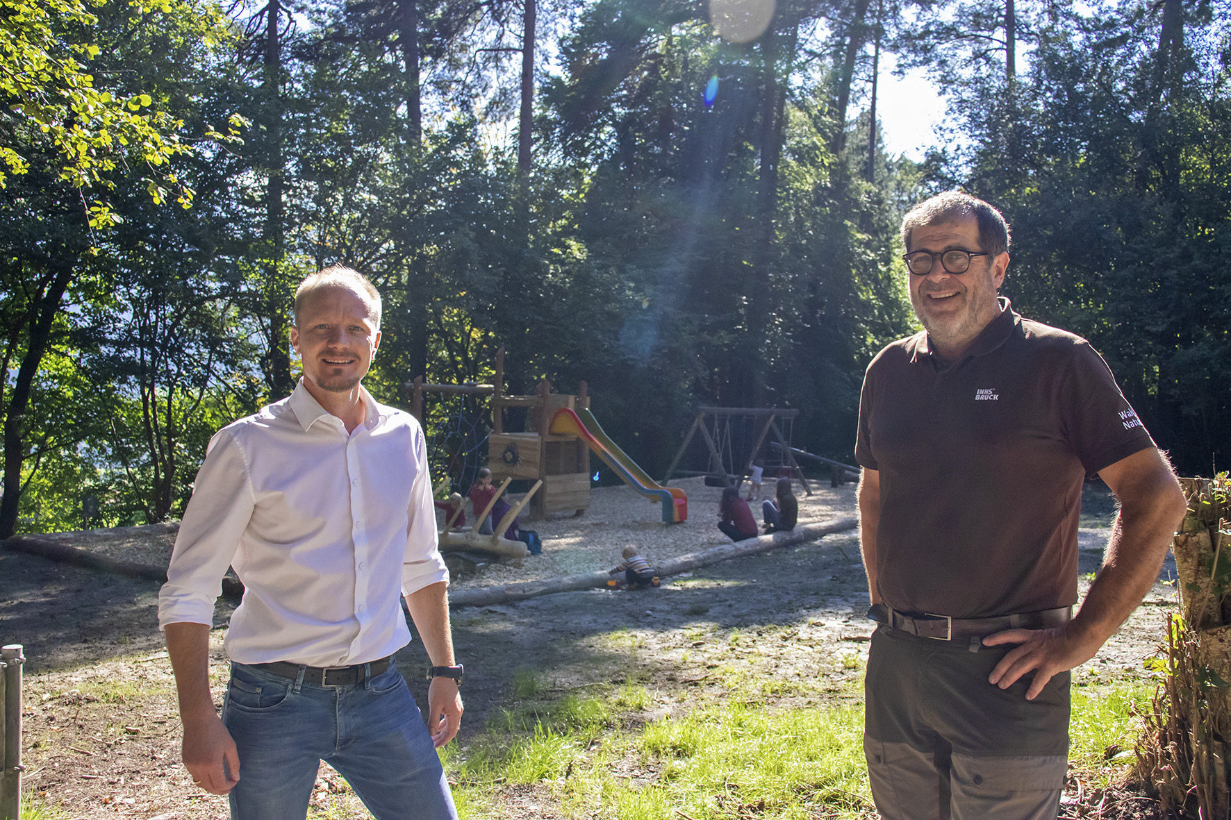 Vizebürgermeister Johannes Anzengruber und Amtsvorstand Andreas Wildauer (r.) besichtigten den neugestalteten Waldspielplatz Grüner Boden.