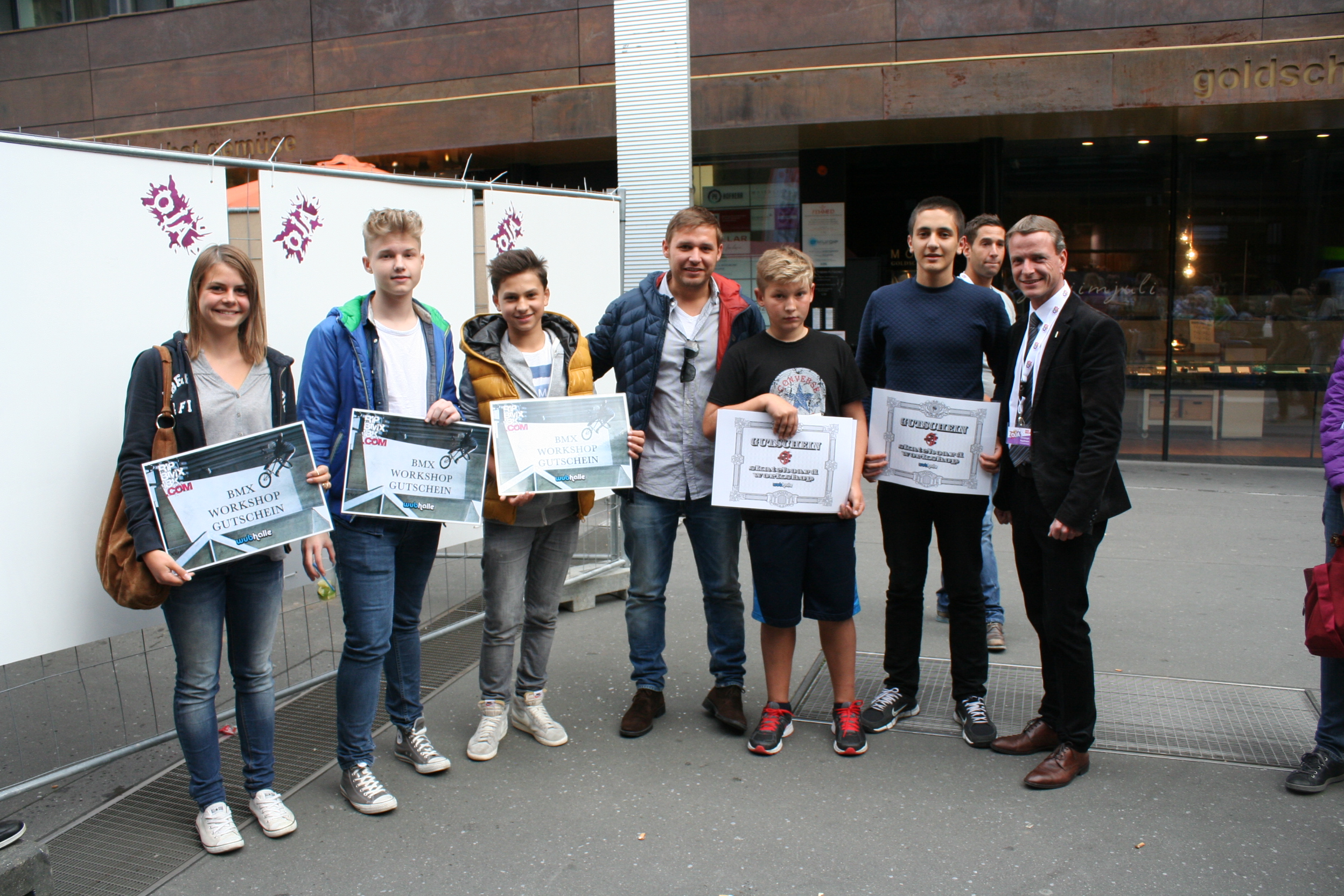 Eine Selfie-Fotowall, eine kreative Button-Werkstatt sowie Tischfußball und vieles mehr erwartete alle BesucherInnen Ende September beim OJA-Aktionstag am Sparkassenplatz. Auch Vizebürgermeister Christoph Kaufmann war mit dabei. Die OJA Innsbruck ist ein Netzwerk mit dem Ziel, eine bessere Kooperation zwischen den Innsbrucker Jugendzentren herzustellen und dient als Diskussionsplattform des gegenseitigen Informations- und Erfahrungsaustausches.