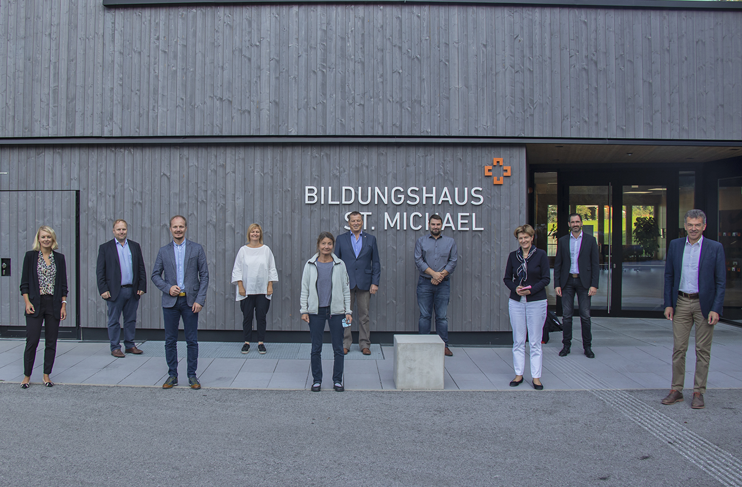 Die Innsbrucker Regierungskoalition (vorne, v. l.) mit Stadträtin Elisabeth Mayr, Vizebürgermeister Johannes Anzengruber, Vizebürgermeisterin Uschi Schwarzl, Stadträtin Christine Oppitz-Plörer und Bürgermeister Georg Willi gemeinsam mit den Klubobleuten (hinten, v. l.) GR Lucas Krackl, GRin Renate Krammer-Stark, GR Helmut Buchacher, GR Christoph Appler sowie Finanzdirektor Johannes Müller vor dem Bildungshaus St. Michael.
