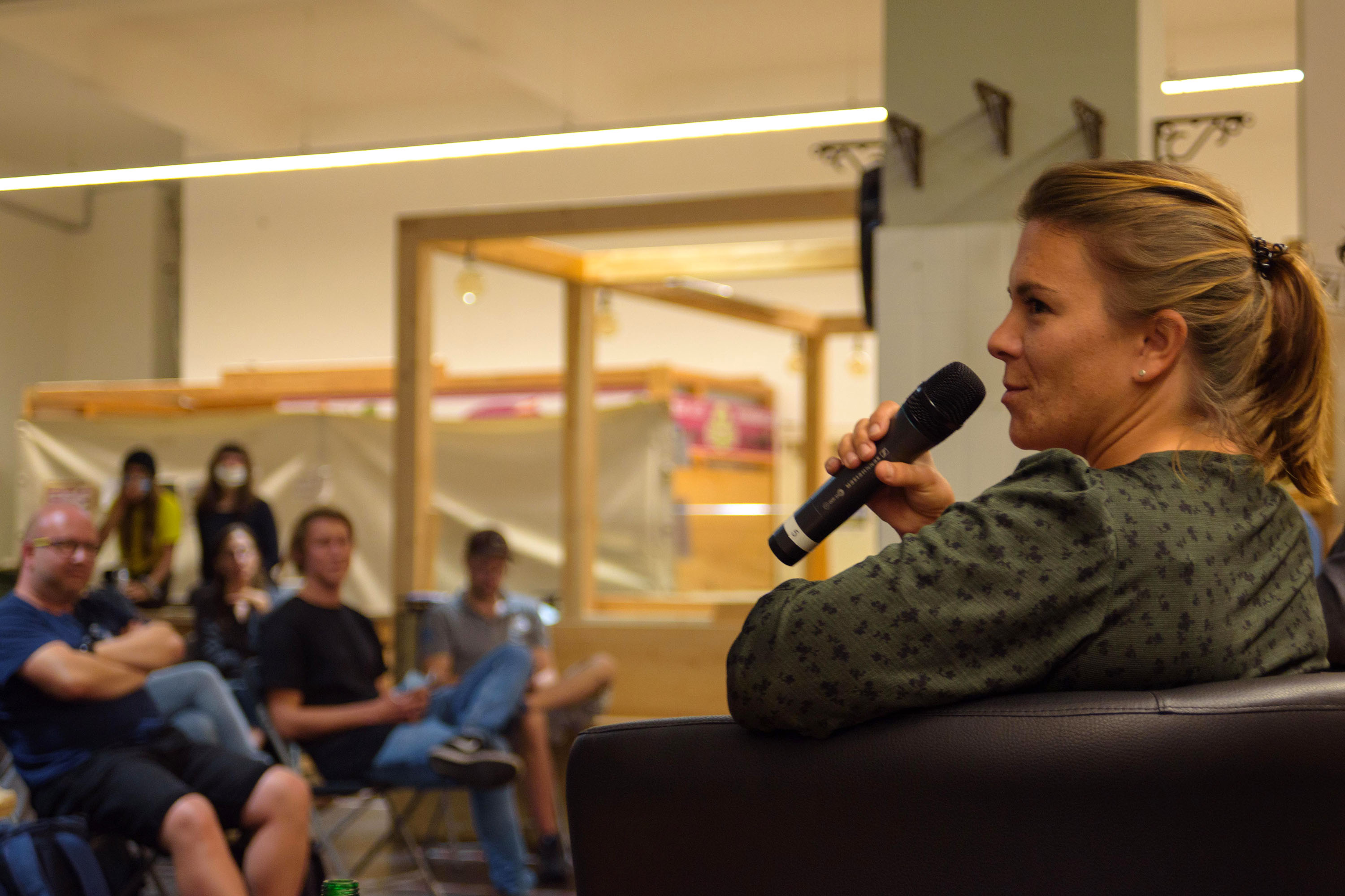 Am 22. September 2020 diskutierten Vizebürgermeisterin Uschi Schwarzl, Gemeinderätin Julia Seidl, der Vorstand des Amts für Verkehrsplanung und Umwelt Martin Hauschild und der Künstler Jakob Winkler in der Markthalle wie Mobilität zukünftig ausschauen kann. 
Dabei lag der Blick darauf, wie sich Mobilität kreativer, nachhaltiger und fairer gestalten lässt. Die offene Diskussion war inhaltlich ein Höhepunkt der heurigen Europäischen Mobilitätswoche in Innsbruck. In Kooperation mit dem Kollektiv Zukunftsschmiede ist es gelungen auch in Zeiten von Corona ein buntes Programm an Informationen zu Trends und Ideen für eine nicht auf das Auto, sondern auf den Menschen zugeschnittene Stadt, zusammenzustellen.