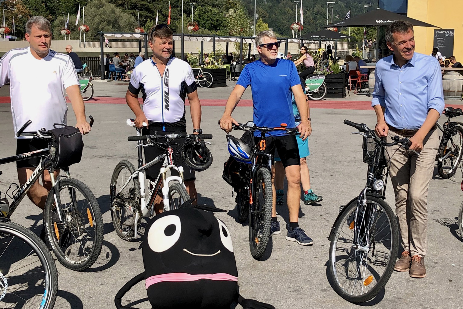 Gemeinsam radeln, miteinander nachhaltige Verkehrslösungen diskutieren – dazu bot die Sternradfahrt aus den Umlandgemeinden von Innsbruck nach Innsbruck am 19. September 2020 eine hervorragende Gelegenheit. Gut gelaunt am Marktplatz angekommen, sah sich Bürgermeister Georg Willi dann auch noch den Vorschlag von Künstler Jakob Winkler „Ein Plan für Innsbruck“ ganz genau an. Dieser künstlerische Diskussionsbeitrag war offensichtlich nicht nur für die Stadt, sondern auch für das Land von besonderem Interesse.