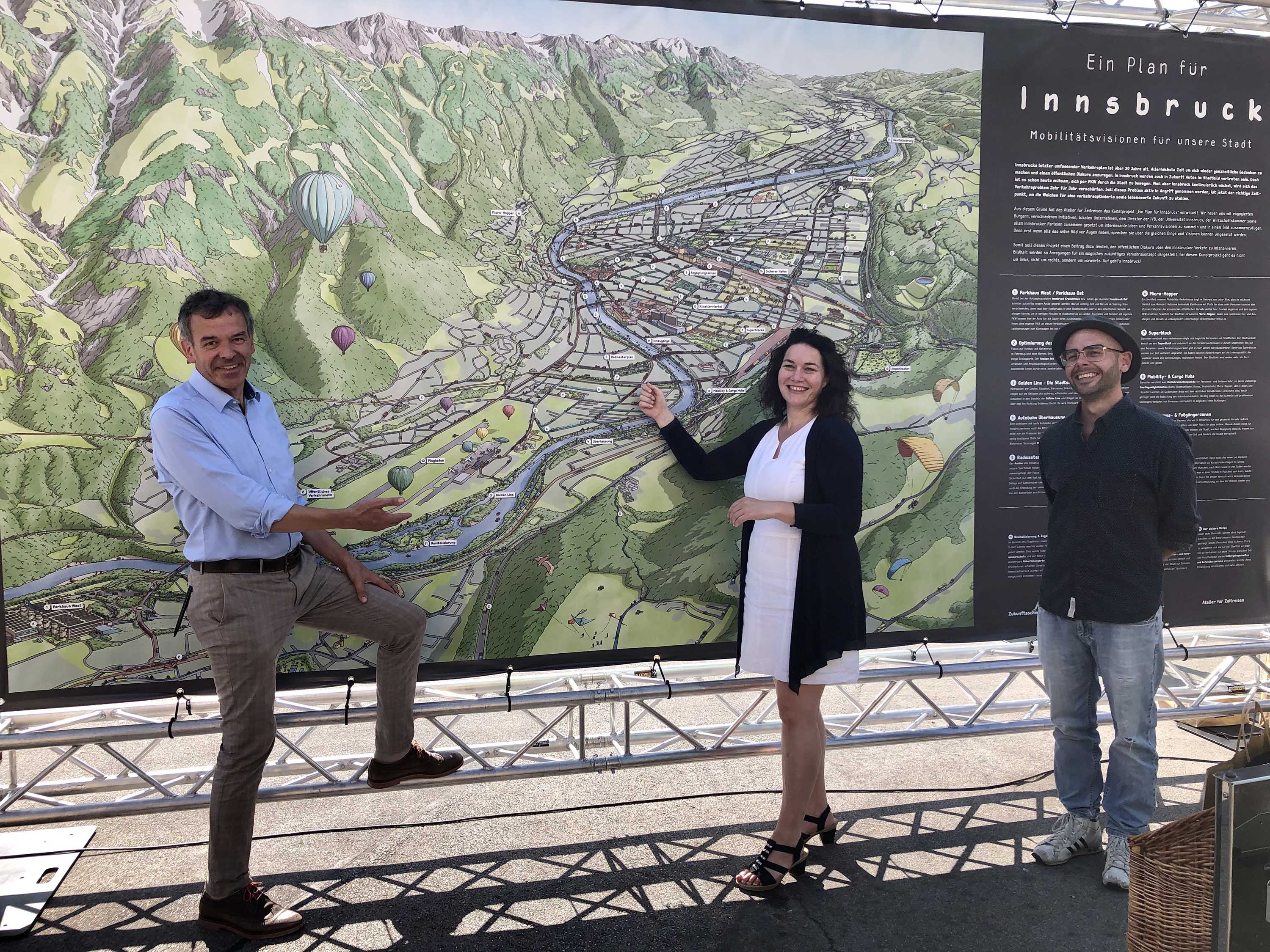 Gemeinsam radeln, miteinander nachhaltige Verkehrslösungen diskutieren – dazu bot die Sternradfahrt aus den Umlandgemeinden von Innsbruck nach Innsbruck am 19. September 2020 eine hervorragende Gelegenheit. Gut gelaunt am Marktplatz angekommen, sah sich Bürgermeister Georg Willi dann auch noch den Vorschlag von Künstler Jakob Winkler „Ein Plan für Innsbruck“ ganz genau an. Dieser künstlerische Diskussionsbeitrag war offensichtlich nicht nur für die Stadt, sondern auch für das Land von besonderem Interesse.