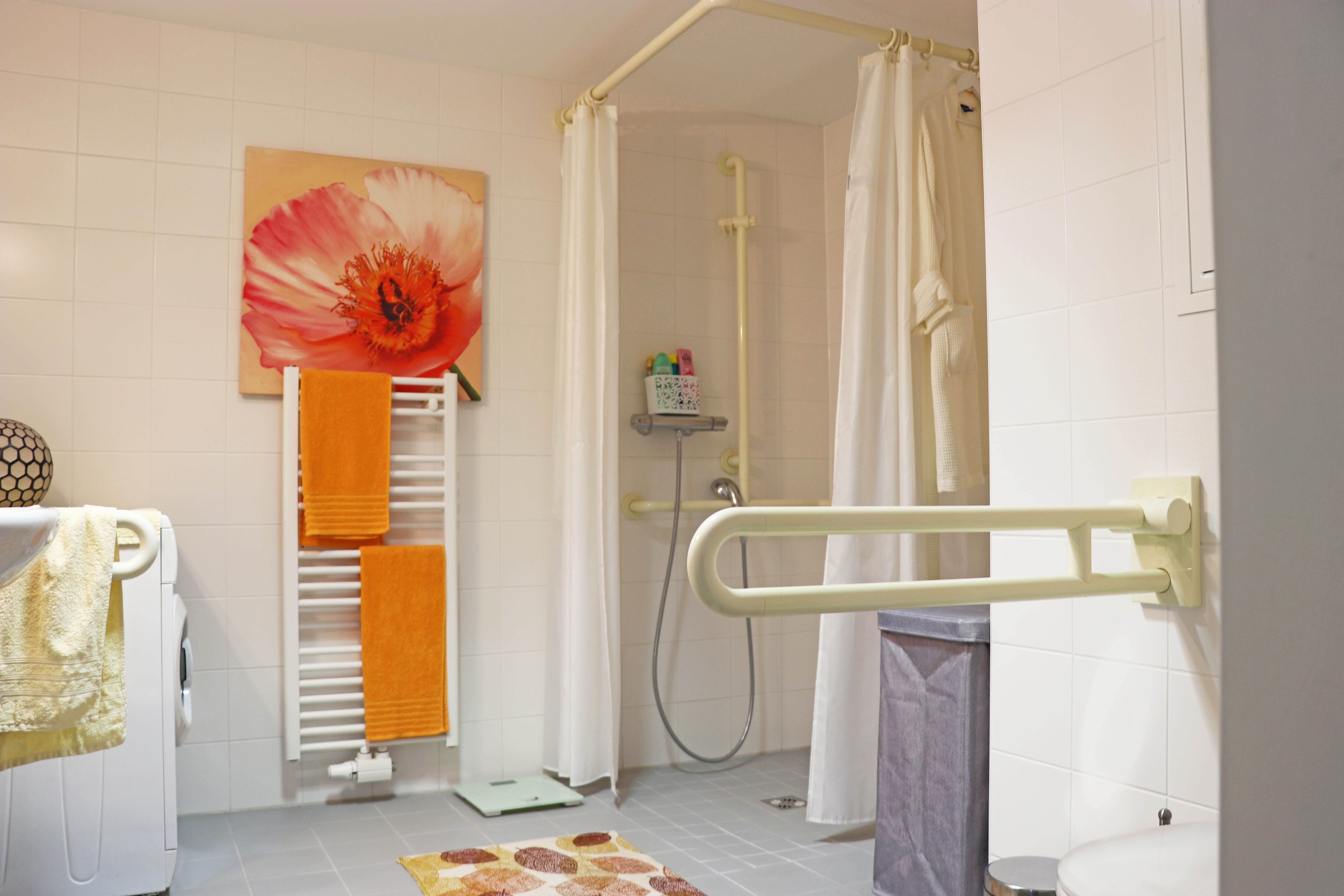 In den großzügigen Badezimmern, wie hier in der Wohnanlage O3 in der Reichenau, haben SeniorInnen mit Rollator oder Rollstuhl ausreichend Platz zur Verfügung.