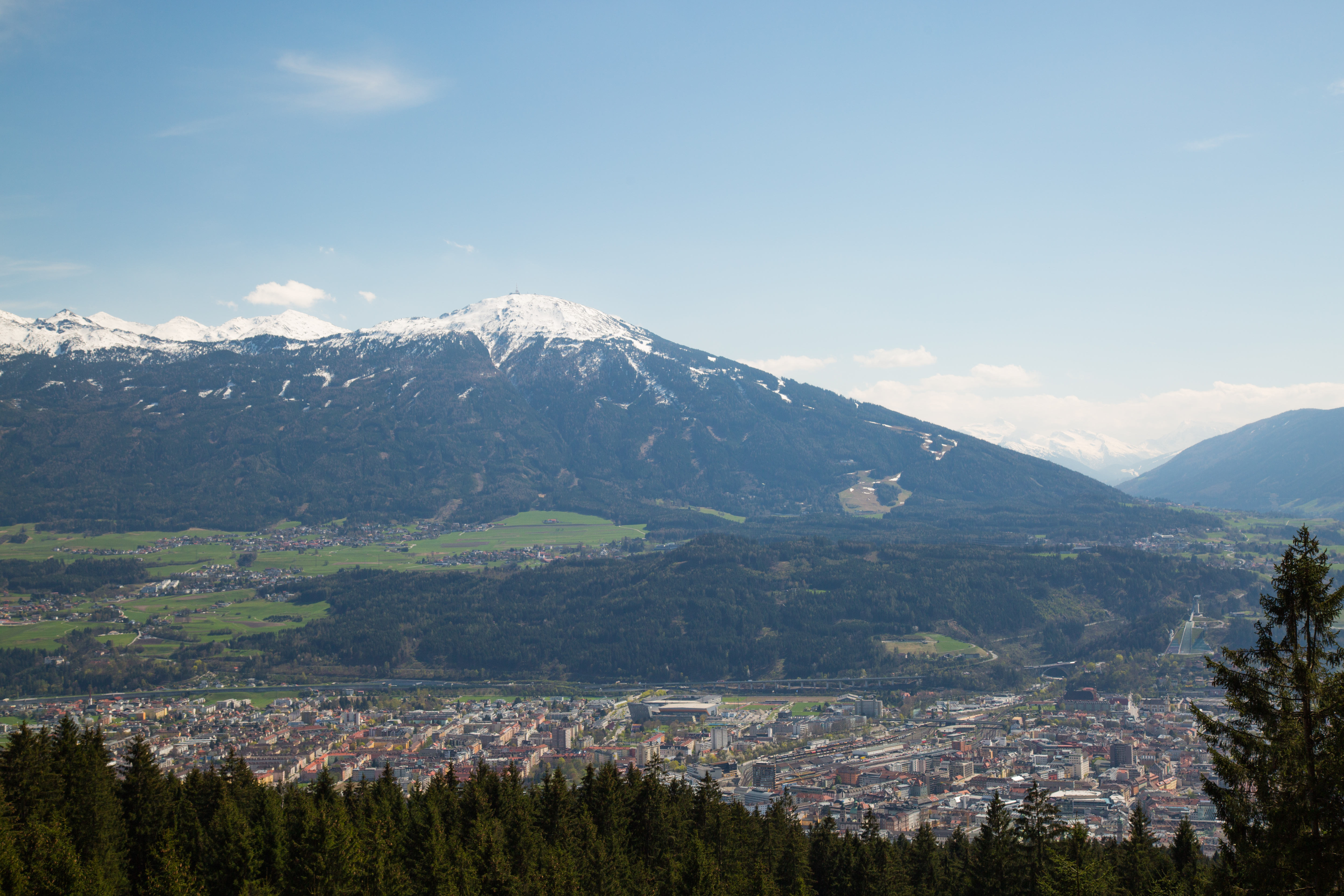 Trotz des Schneefalls gilt am Patscherkofel bis Ende Oktober die ortsübliche Weidezeit, der Transport von Gästen mit Wintersportgeräten ist rechtlich nicht möglich.
