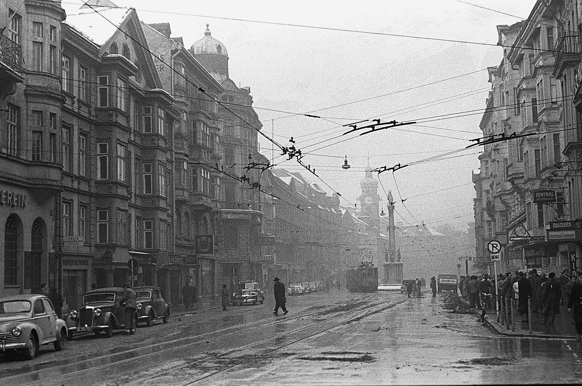 Ansicht der Maria-Theresien-Straße nach Norden, um 1956. Auf der rechten Seite sieht man das „Zentral-Lichtspiel“ bzw. das Zentral-Kino mit einigen Menschen davor.