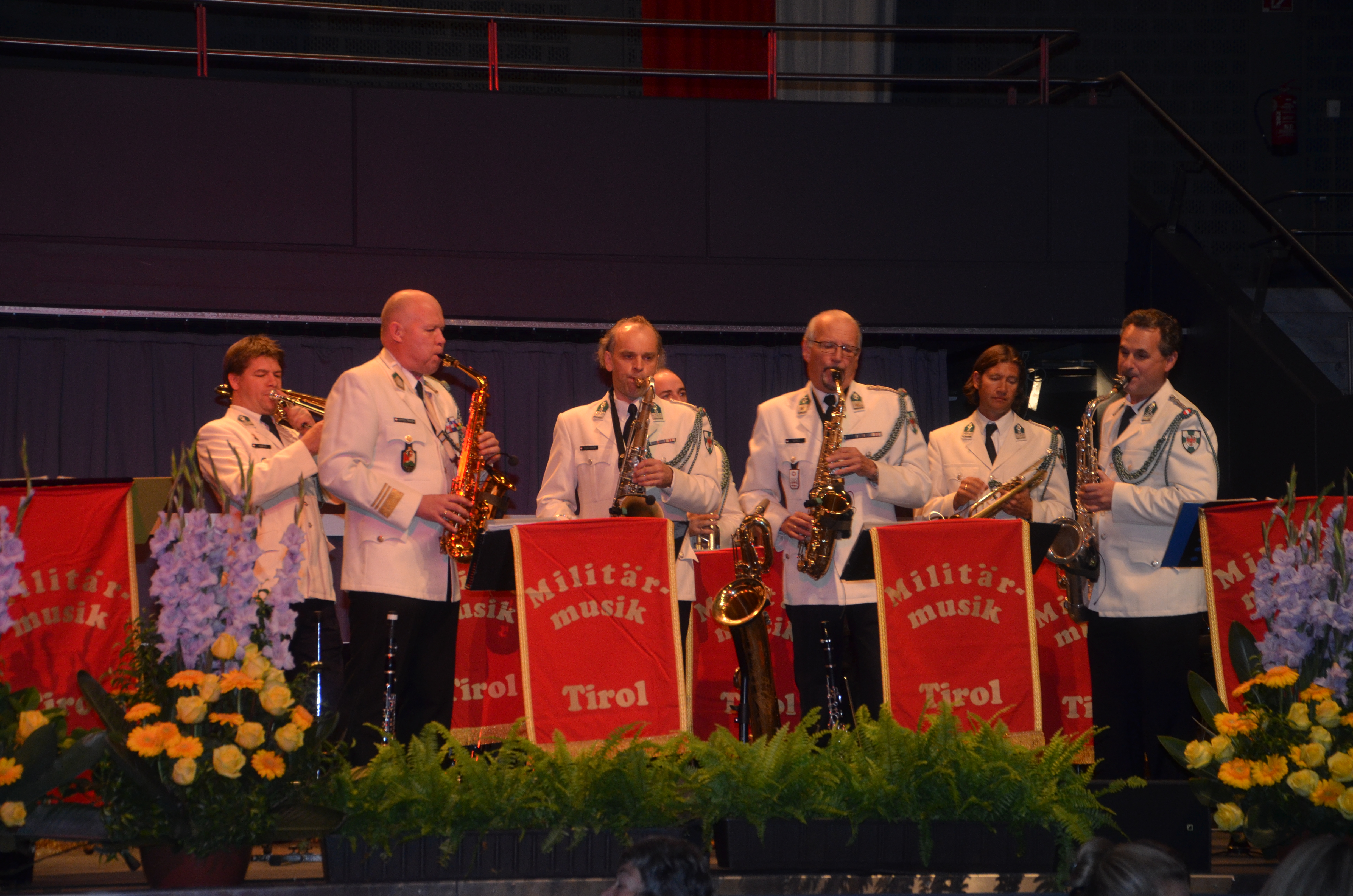 Die Big-Band der Militärmusik Tirol spielte schwungvoll zum Tanz auf.