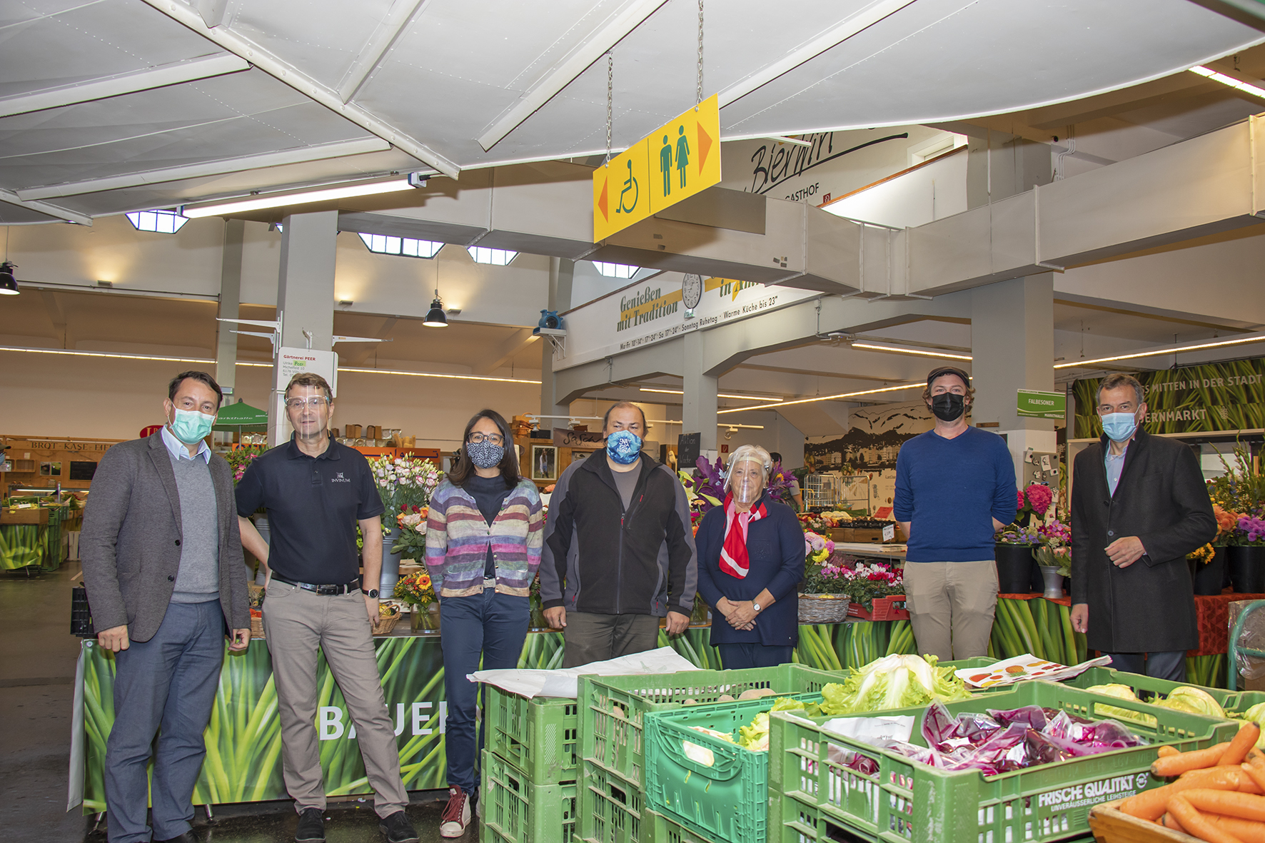 Bürgermeister Georg Willi (r.), IIG- und Markthallen-Geschäftsführer Franz Danler (l.), Markthallenleiterin Edith Ettlmayr (3. v. l.) gemeinsam mit den SpartenvertreterInnen der Markthalle (v. l.) Dietmar Pfister (Sparte Gastronomie), Eugen Fleischmann (Sparte GärtnerInnen und FloristInnen), Waltraud Feistmantl (Sparte BäuerInnen und ProduzentInnen) und Stefan Kranebitter (Sparte Handel).