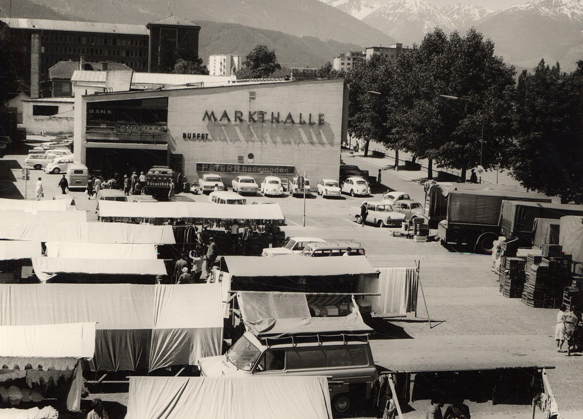 Nach dem Abbruch des Fleischbankgebäudes nach 1955 war dessen Platz frei zur Abhaltung verschiedener Märkte. Wie hier für einen Krämermarkt in den 1960er-Jahren. Im Hintergrund die 1960 fertiggestellte neue Markthalle.