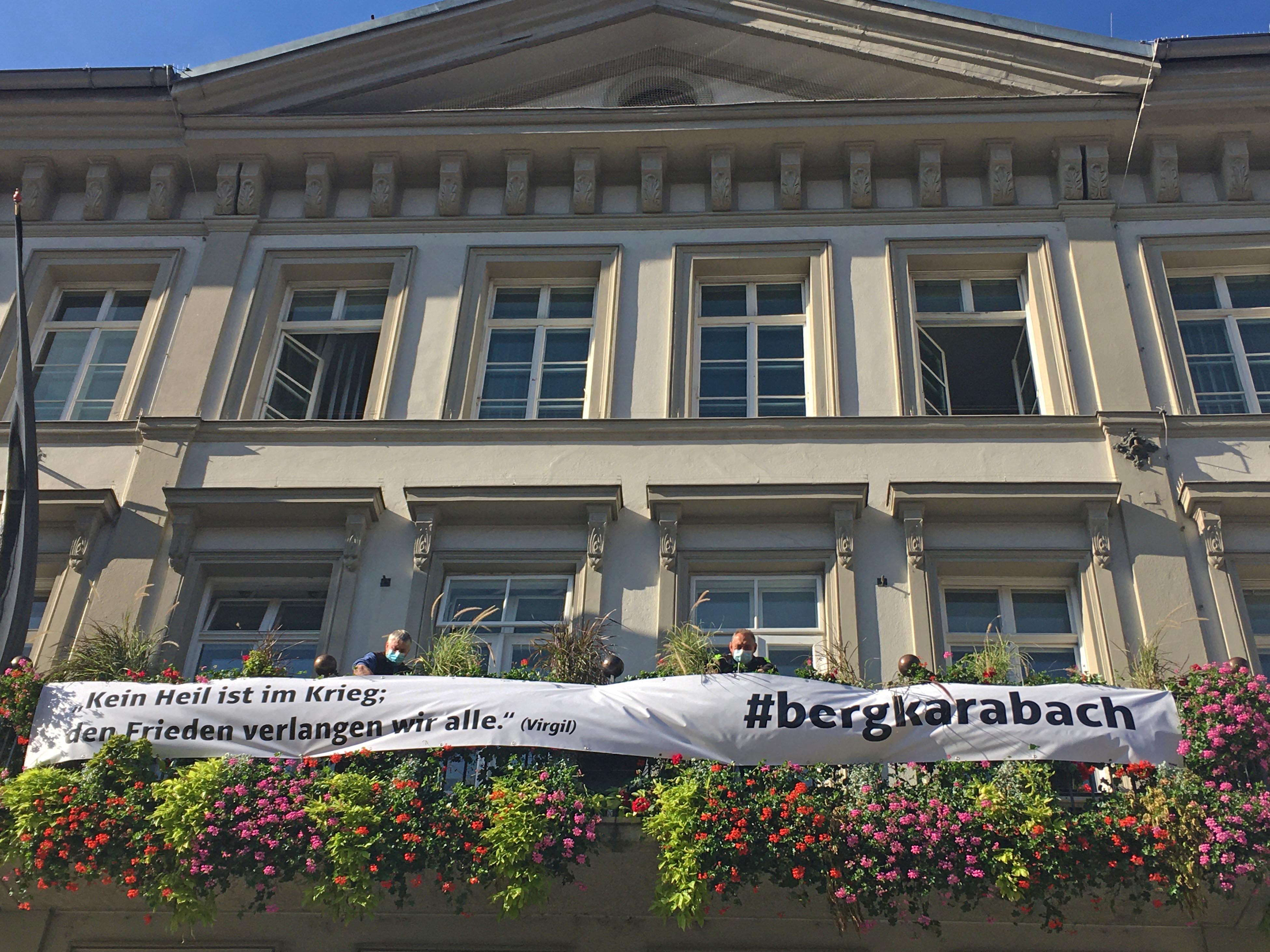 Das Transparent am Balkon des Innsbrucker Rathauses ist ein Symbol für eine friedliche Lösung in der Region Berg-Karabach.