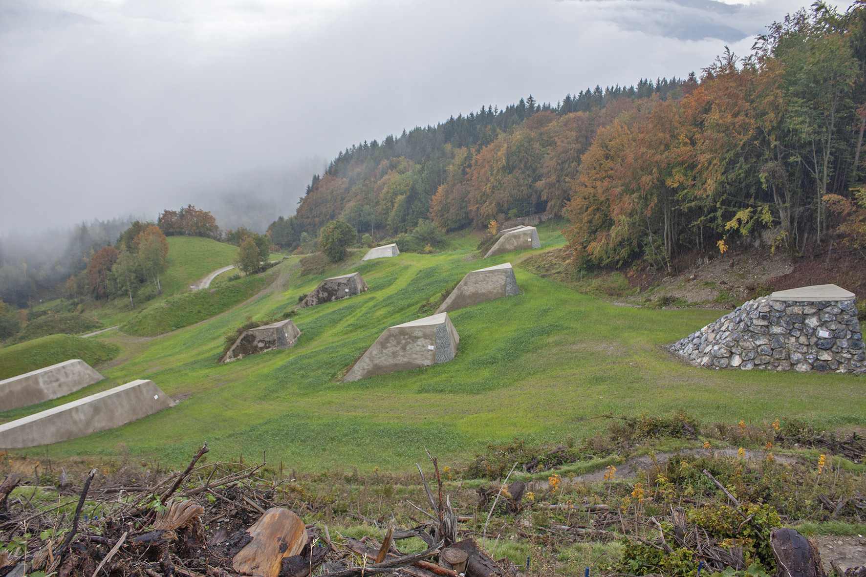 Die Bremshöcker und Lawinendämme wurden durch die Wildbach- und Lawinenverbauung saniert.