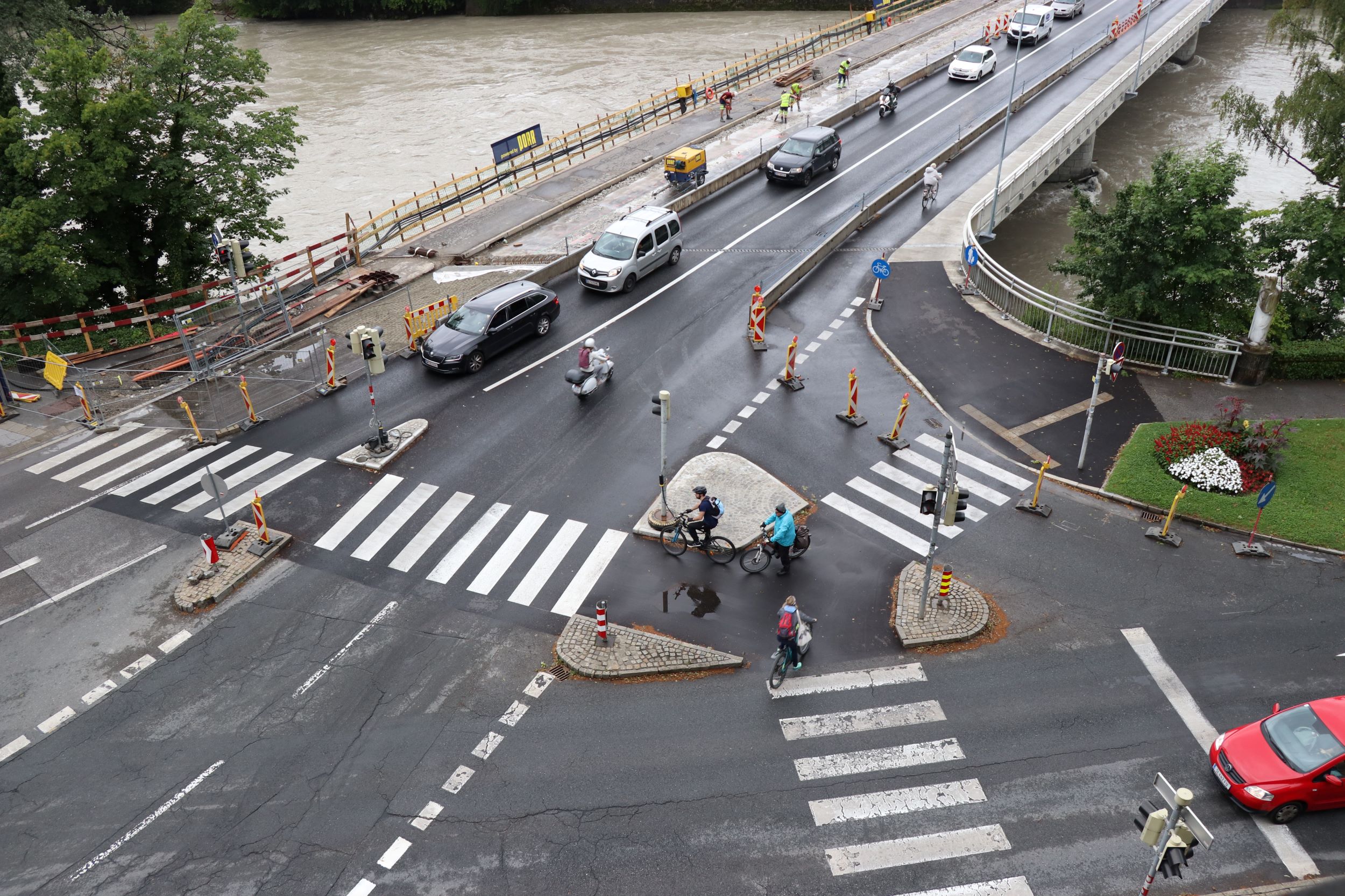 Die Ampelanlage an der Mühlauer Brücke wird ausgeschaltet und komplett erneuert. Dies führt in den nächsten Wochen zu entsprechenden Verkehrseinschränkungen.