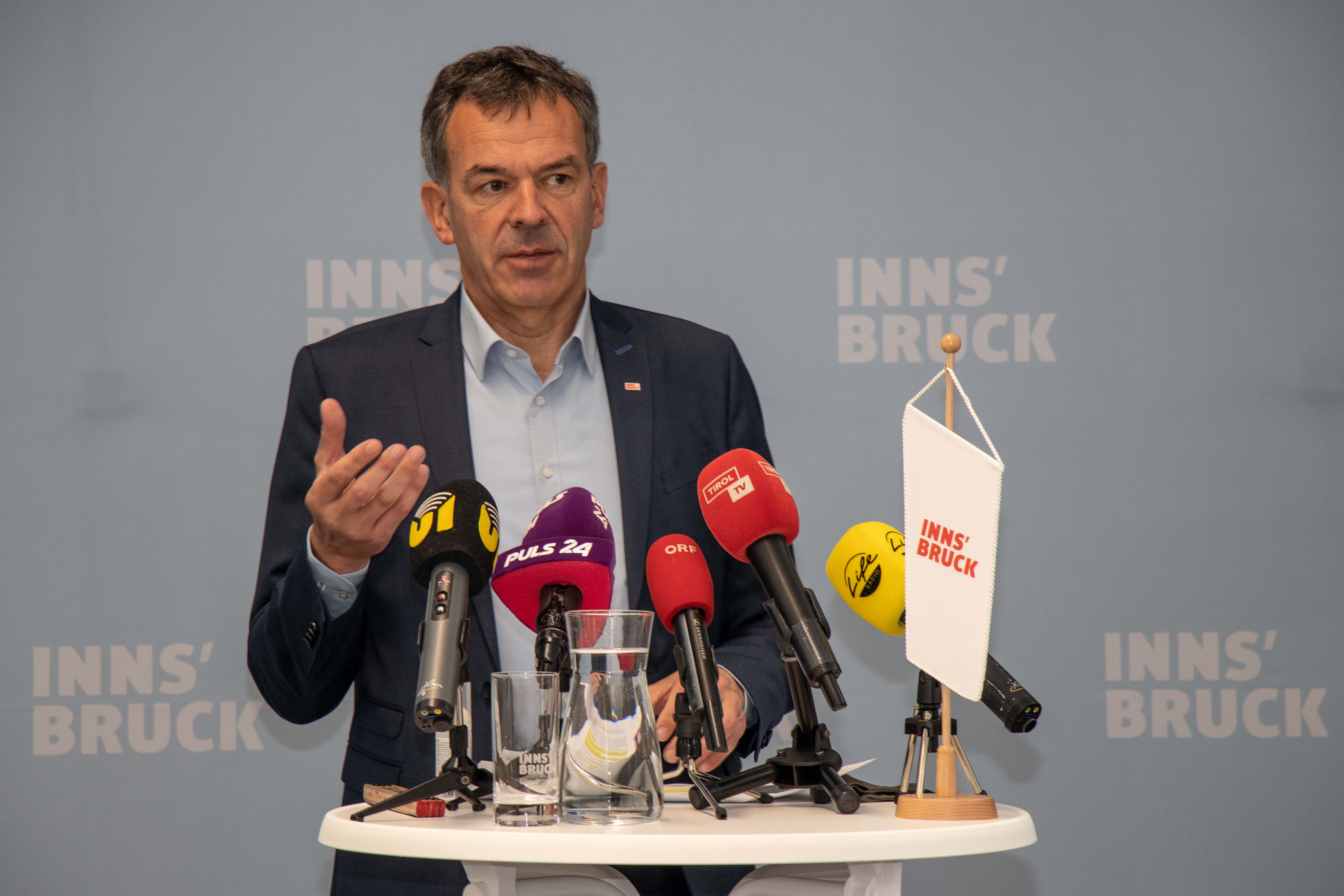 Bürgermeister Georg Willi informierte über die neuen Maßnahmen im Zuge der roten Ampelschaltung für die Stadt Innsbruck.