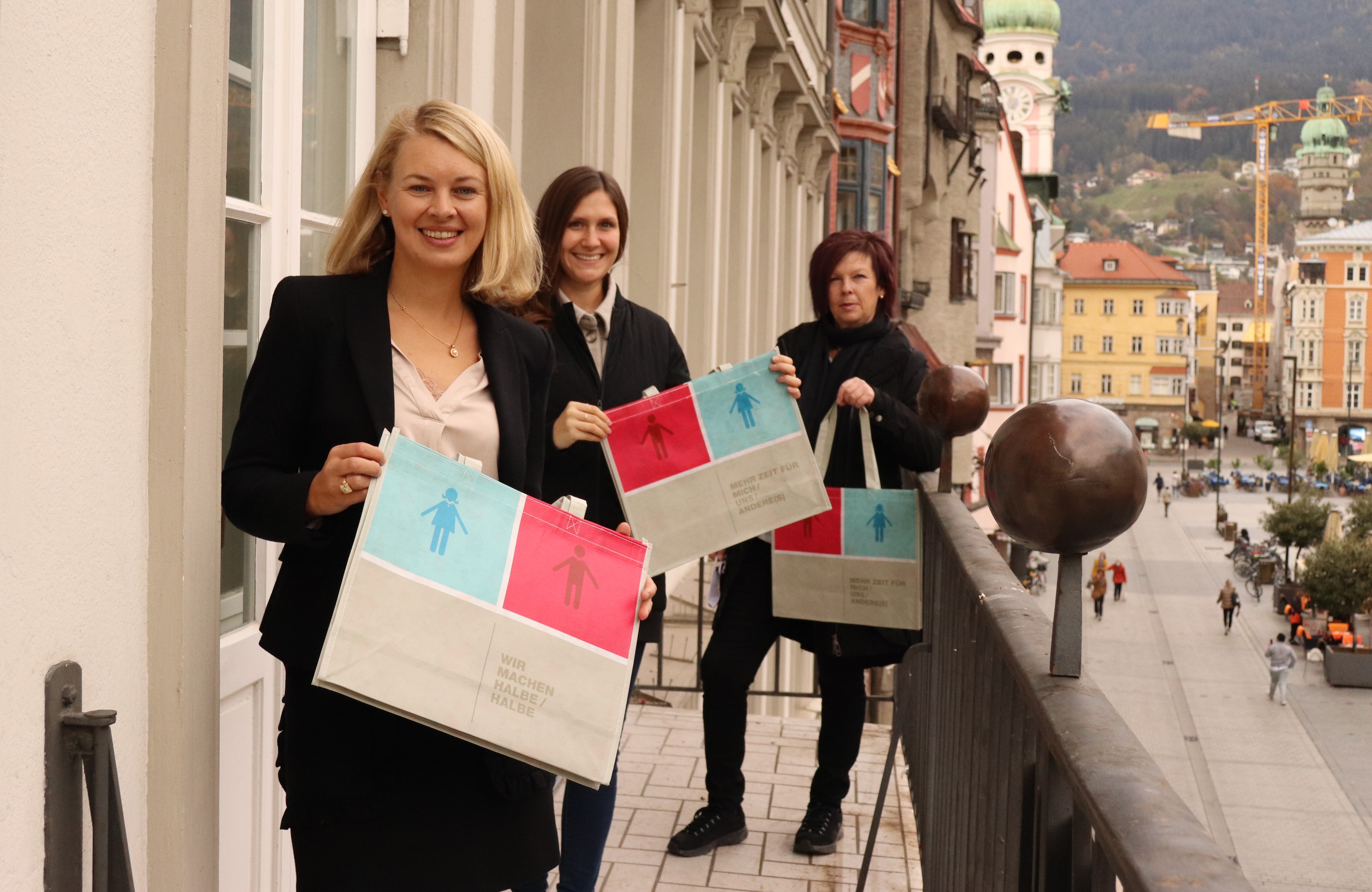 Gleicher Lohn für gleiche Arbeit: Diese Forderung stellen Frauen alljährlich am Equal Pay Day. Auf diesen Tag, der heuer in Innsbruck auf den 5. November fällt, weisen Stadträtin Mag.a Elisabeth Mayr, Mag.a Uschi Klee (Referatsleiterin Frauen und Generationen, 1. v.r.) und Sylvana Puelacher, BEd, MA (Referat Frauen und Generationen, Mitte) hin.