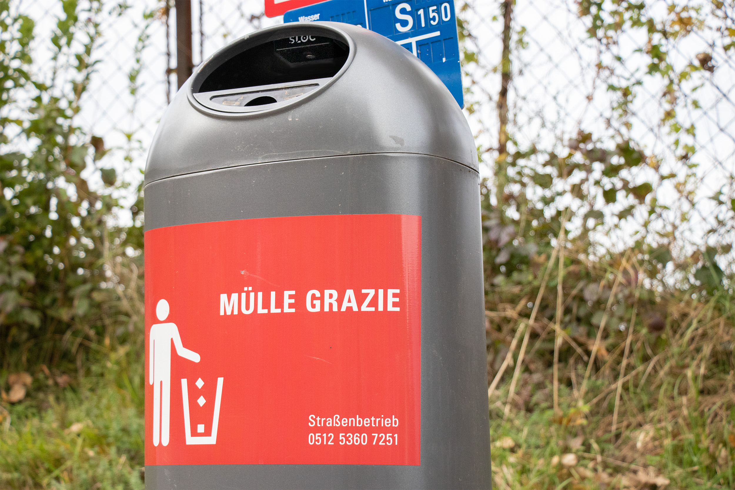 Die kleine Box mit dem Sensor ist unterhalb des Deckels sichtbar.