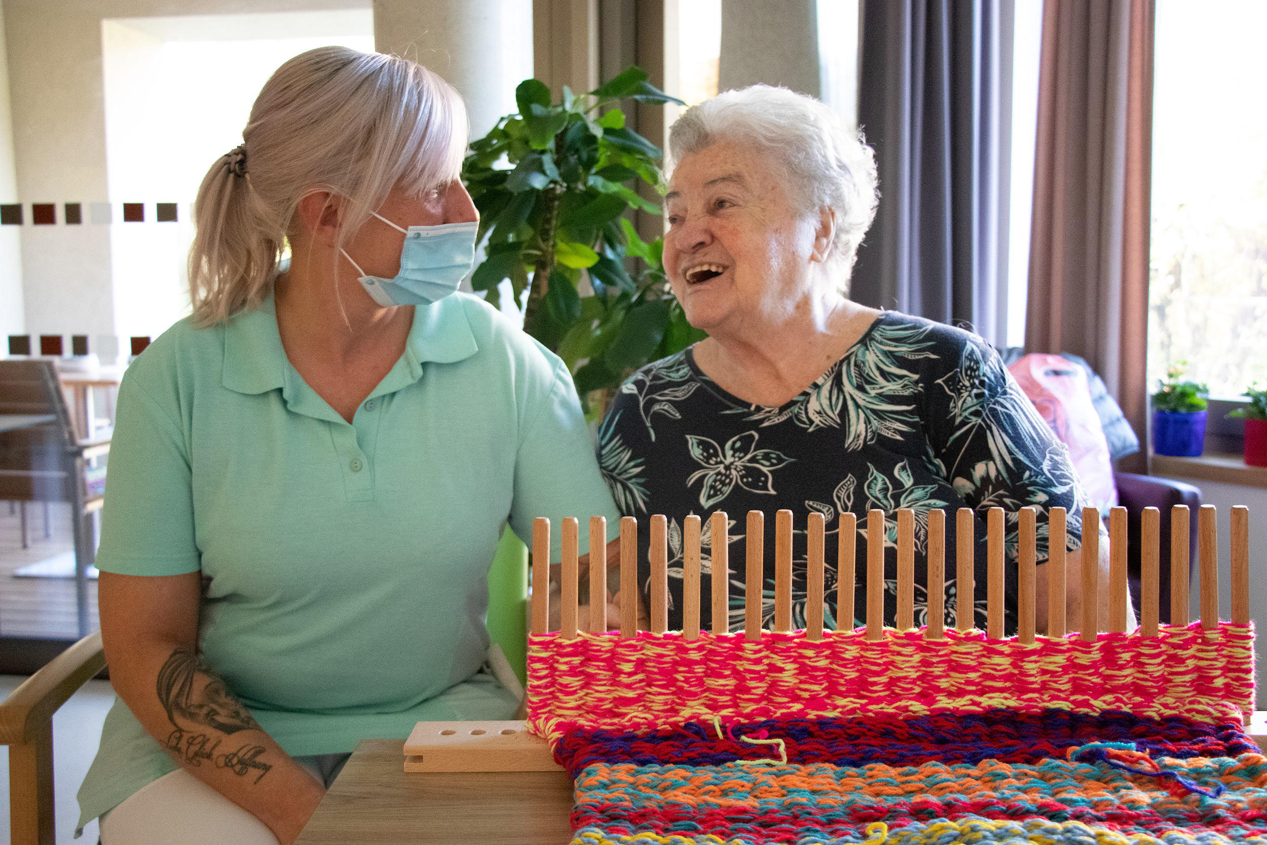 Bewohnerin Helga Scheiber ist froh, dass es PflegerInnen wie Esther Grubhofer gibt.