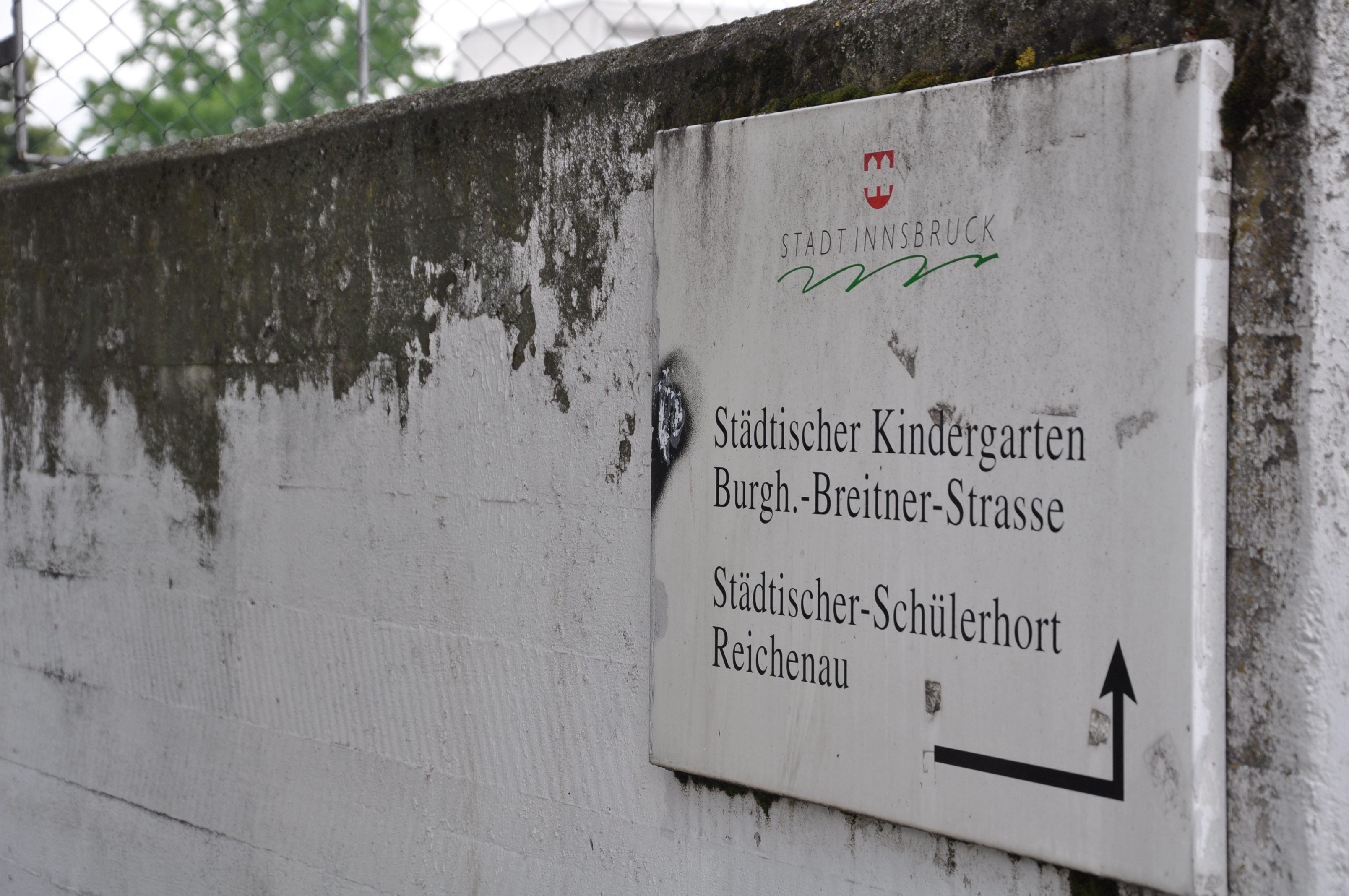 Das Schild am Kindergarten wird ausgetauscht. Dort steht künftig "Städtischer Kindergarten Reichenau Ost. Diana Budisavljević".