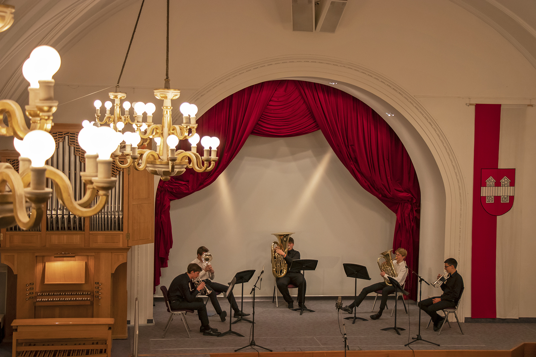 Vorweihnachtliche Variationen gibt's von der musikschuleigenen CatchBasinBrassBand.