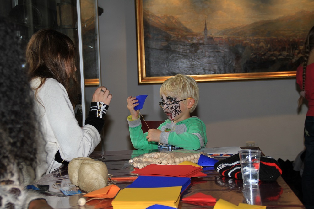 Am 10. Familientag konnten sich die Innsbrucker Stadtmuseen in ihren beiden Häusern über mehr als 2.500 große und kleine BesucherInnen freuen.
