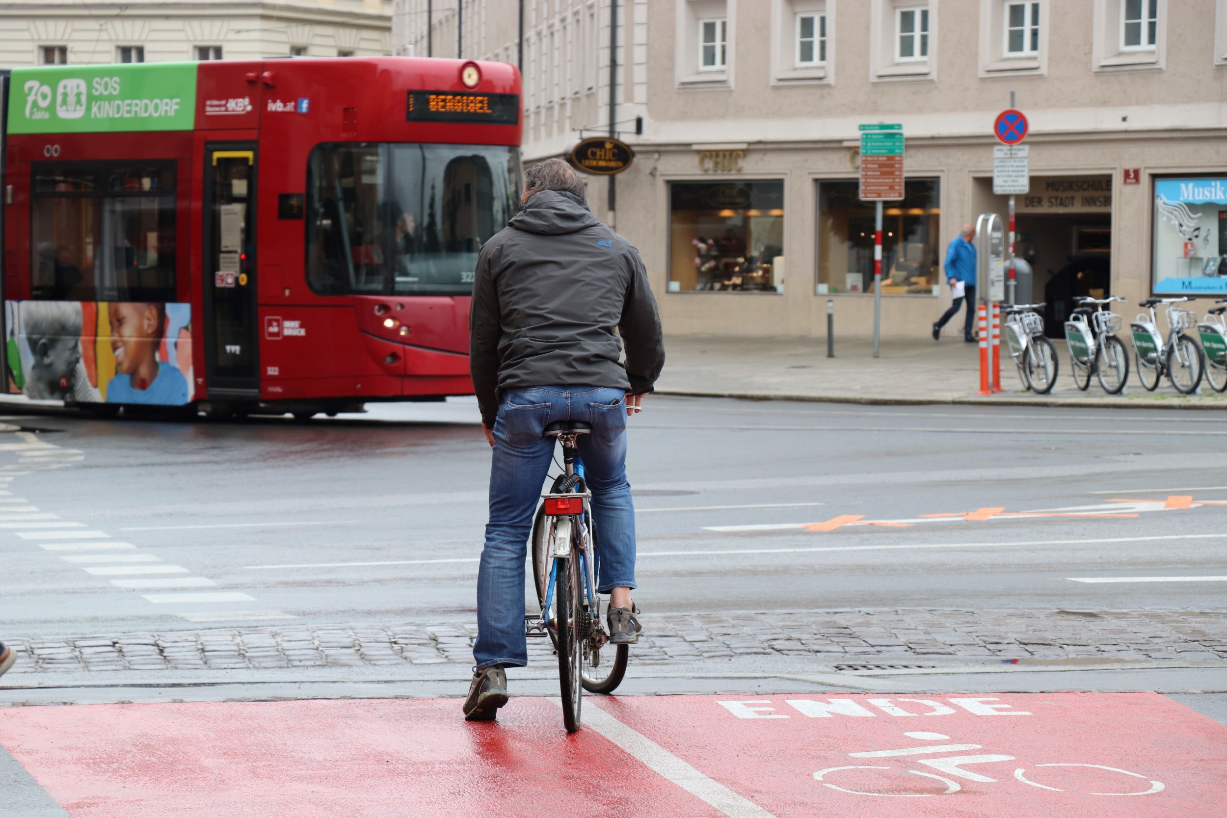 Es wird gebeten, bei Möglichkeit zu Fuß, mit dem Rad oder den öffentlichen Verkehrsmitteln zu den Teststationen zu kommen.
