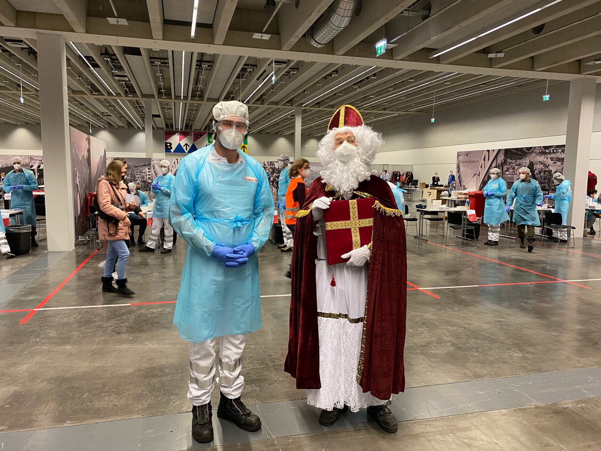 Letzter Tag von „Innsbruck testet“: Sogar der heilige Nikolaus kam heute am Teststandort Messe Innsbruck vorbei.