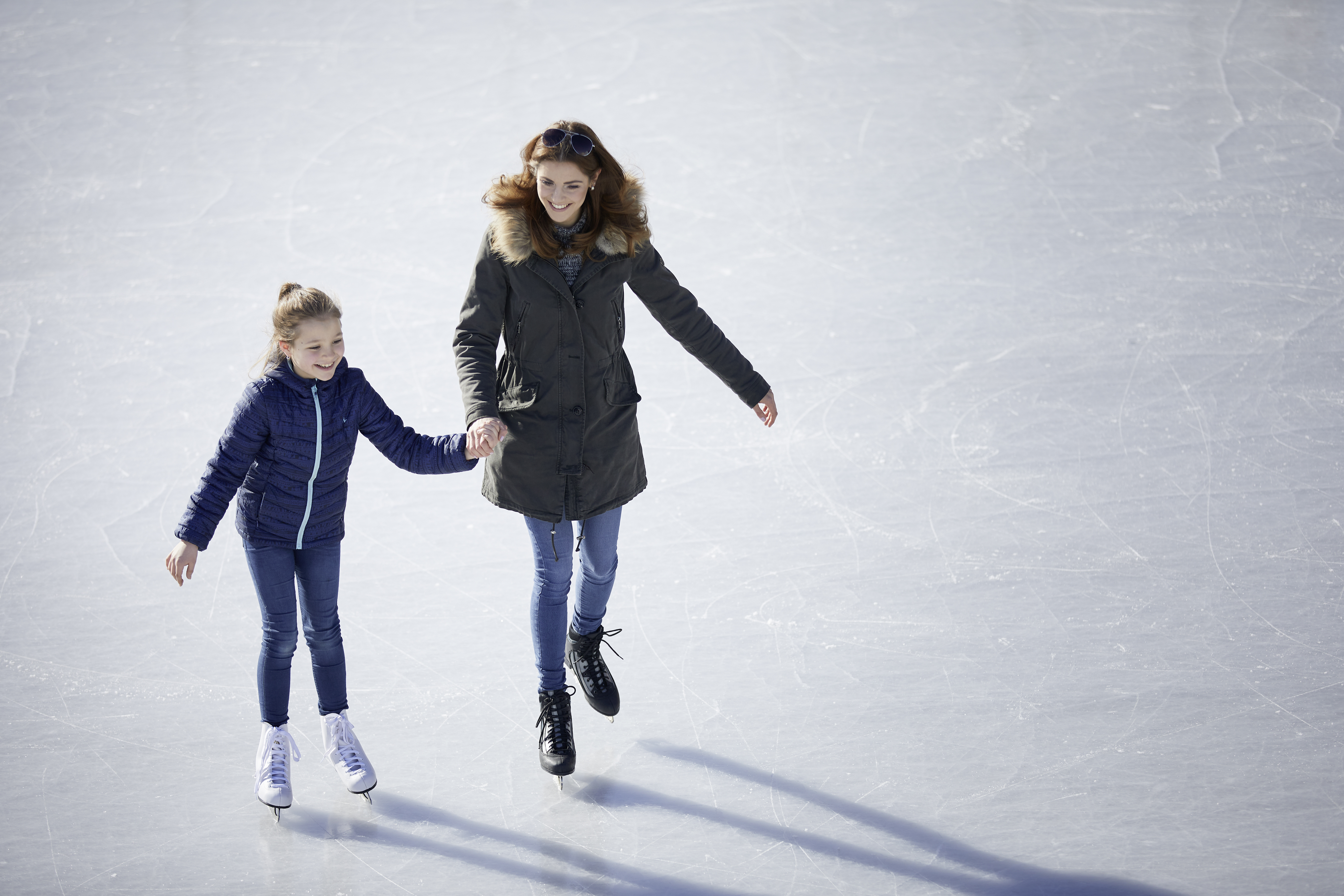 In der Olympiaworld und auf den vier städtischen Kunsteislaufplätzen können Groß und Klein über das Eis flitzen.