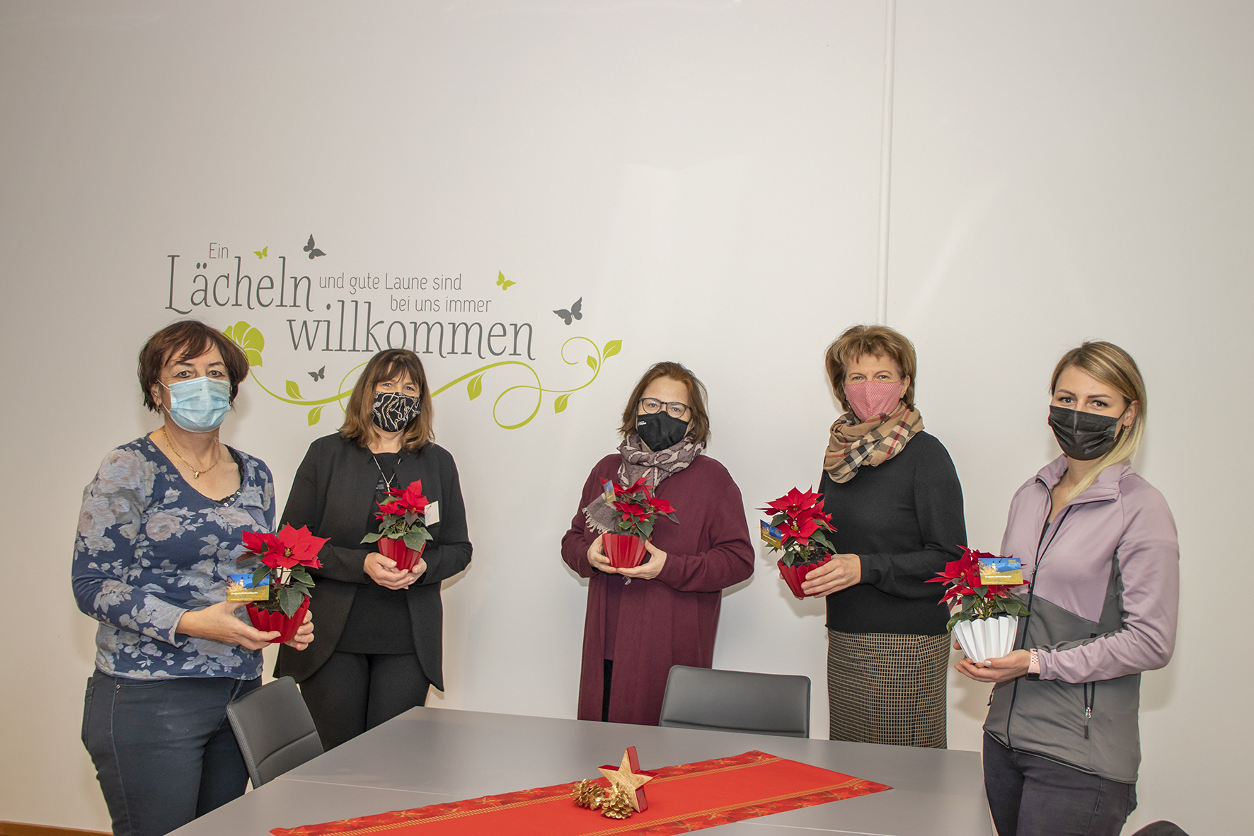Stadträtin Christine Oppitz-Plörer (2.v.r.) startete Montagfrüh gemeinsam mit ISD-Bereichsleiterin Christine Kurz (2.v.l.), Petra Hrassnig (Wohnanlage am Wiltener Platzl; 3.v.l.) sowie den Stadtgärtnerinnen Mathilde Einkemmer (l.) und Ramona Prinoth (r.) die Weihnachtssterne-Verteilaktion.