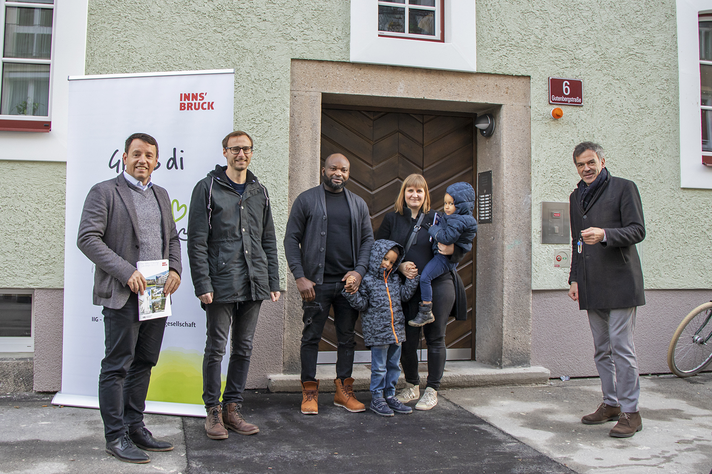 Groß war die Freude bei Familie Omor: Bürgermeister Georg Willi (r.), IIG-Geschäftsführer Franz Danler (l.), Thomas Eliskases (IIG, Hausverwalter, 2. v. l.) übergaben gemeinsam den BewohnerInnen den Wohnungsschlüssel für ihr neues Zuhause.