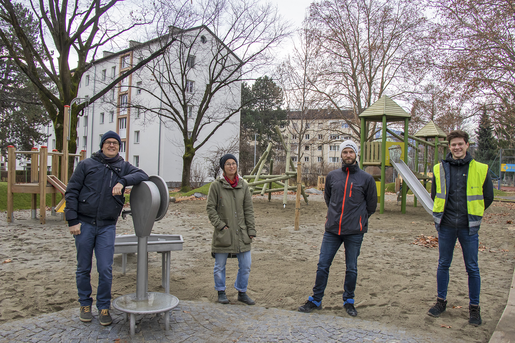 Der Spielplatz Gutshofweg ist ab sofort bereit für kleine und große BesucherInnen – davon überzeugten sich Referatsleiter Markus Pinter (Grünanlagen – Planung und Bau), Lisa Stöllnberger und Ricardo Leuschel (beide Planung und Bau) sowie Simon Volderauer (Fa. Fröschl, v. l.).