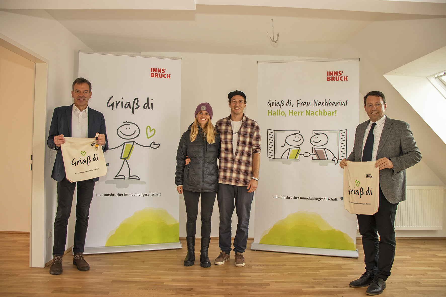Bürgermeister Georg Willi (l.) und IIG-Geschäftsführer Franz Danler (r.) überreichten Nicola Bachl und Christian Gaderer den Schlüssel für ihre neue Wohnung in der Andreas-Hofer-Straße 39.