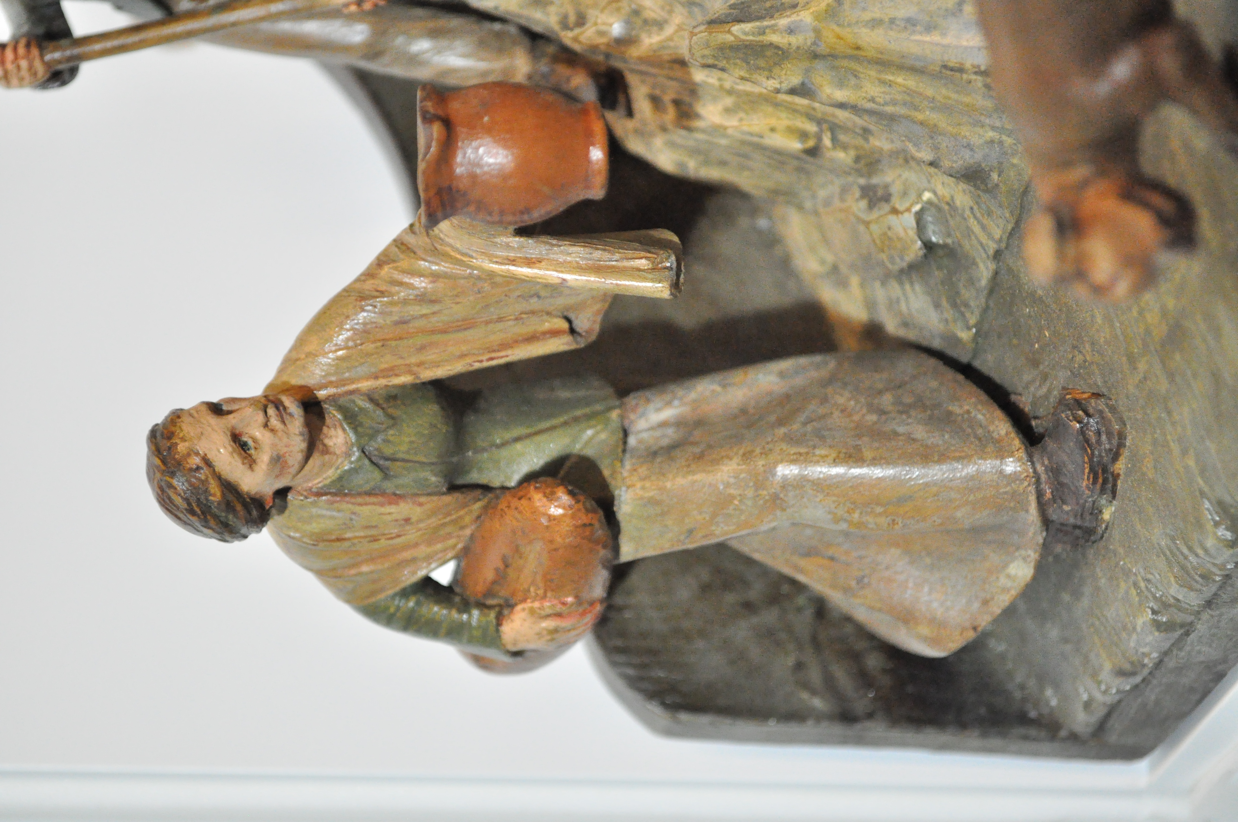 Sie fürchtet sich nicht: Eine Heraneilende bringt den Bedürftigen Speis und Trank. Figur aus der von Albert Schmidhofer vor 1930 gestalteten Weihnachtskrippe, Innsbruck, Tiroler Volkskunstmuseum.