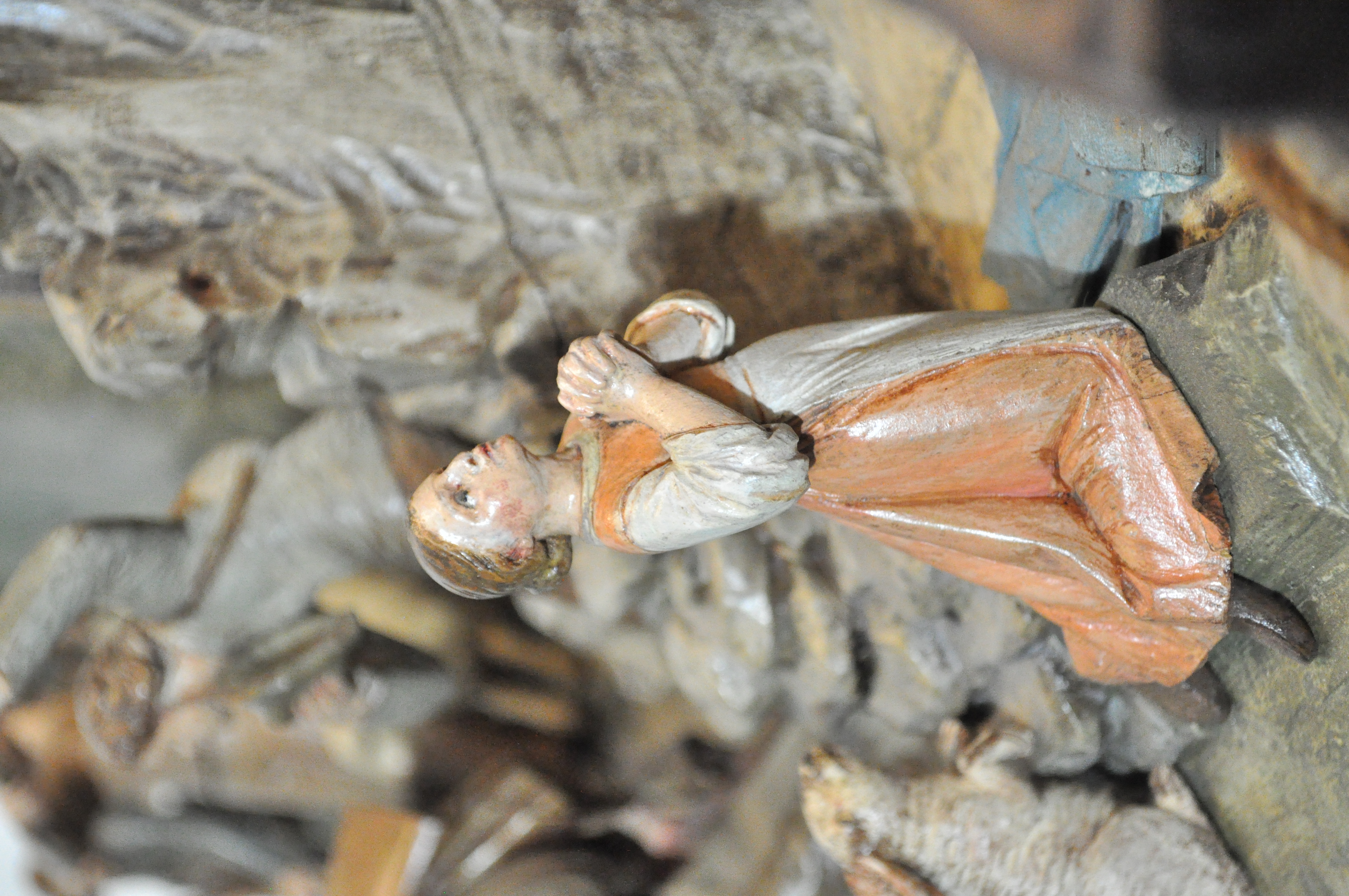 Modellfigur: Das Mädchen nimmt die anbetende Haltung der heiligen Jungfrau und damit auch des gläubigen Krippenbetrachters vorweg. Figur aus der von Albert Schmidhofer vor  1930 gestalteten Weihnachtskrippe, Innsbruck, Tiroler Volkskunstmuseum.