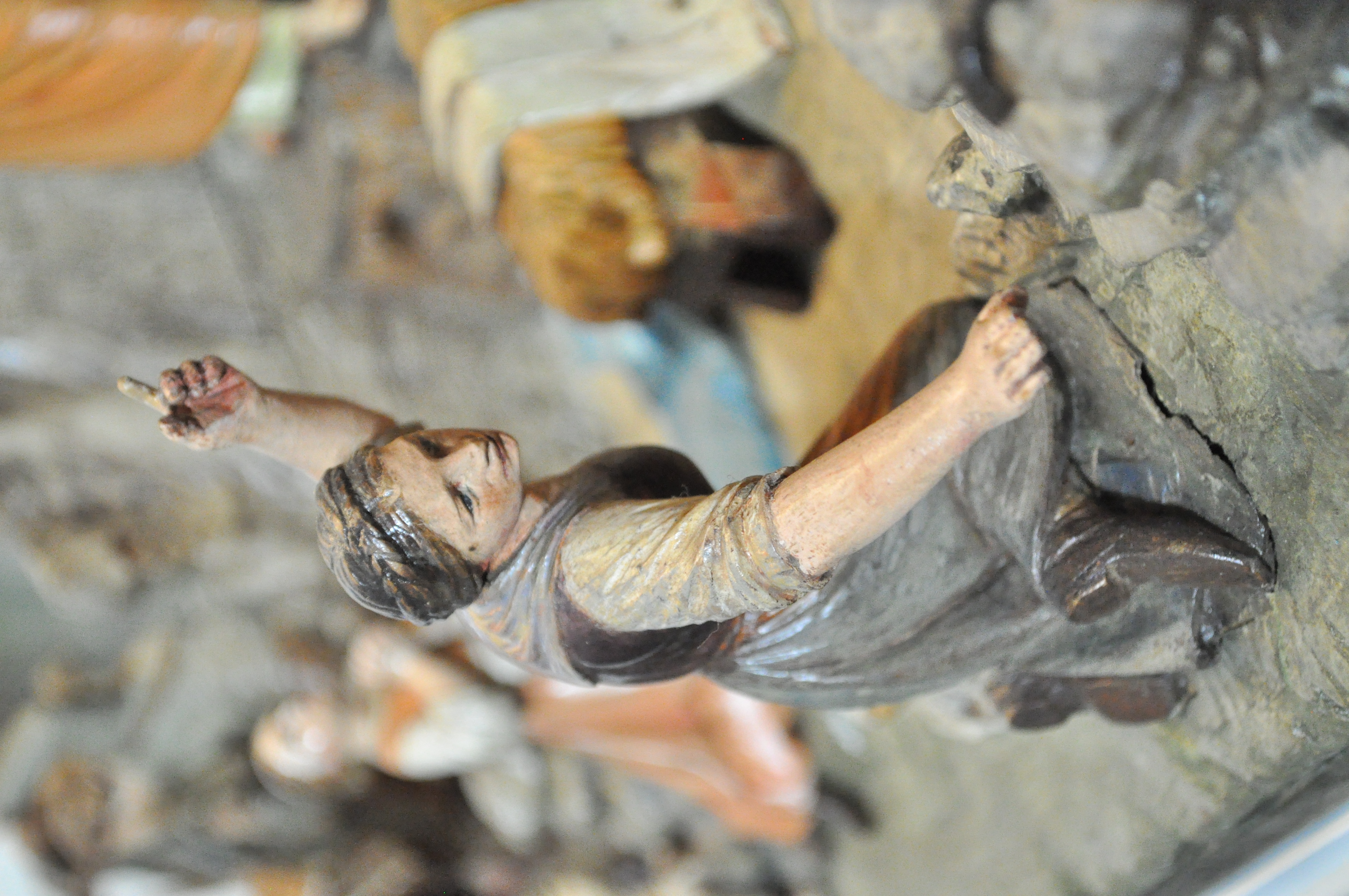 Die nach oben weisende und mit dem Irdischen trotzdem verbundene Frau erwartet die Ankunft Christi auf Erden. Figur aus der von Albert Schmidhofer vor 1930 gestalteten Weihnachtskrippe, Innsbruck, Tiroler Volkskunstmuseum.