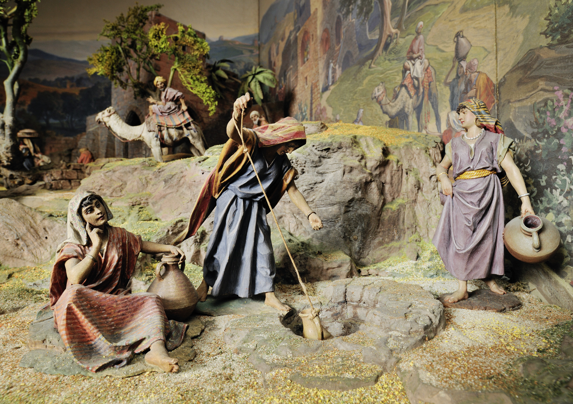 Geheimnisvolle, schöne, mit dem Holen von Wasser beschäftigte Frauen im orientalischen Kostüm – positioniert am äußersten Rand der von Max Gehri zwischen 1895 und 1905 geschaffenen plastischen Darstellung der Geschehnisse der Heiligen Nacht. Innsbruck, Tiroler Volkskunstmuseum.