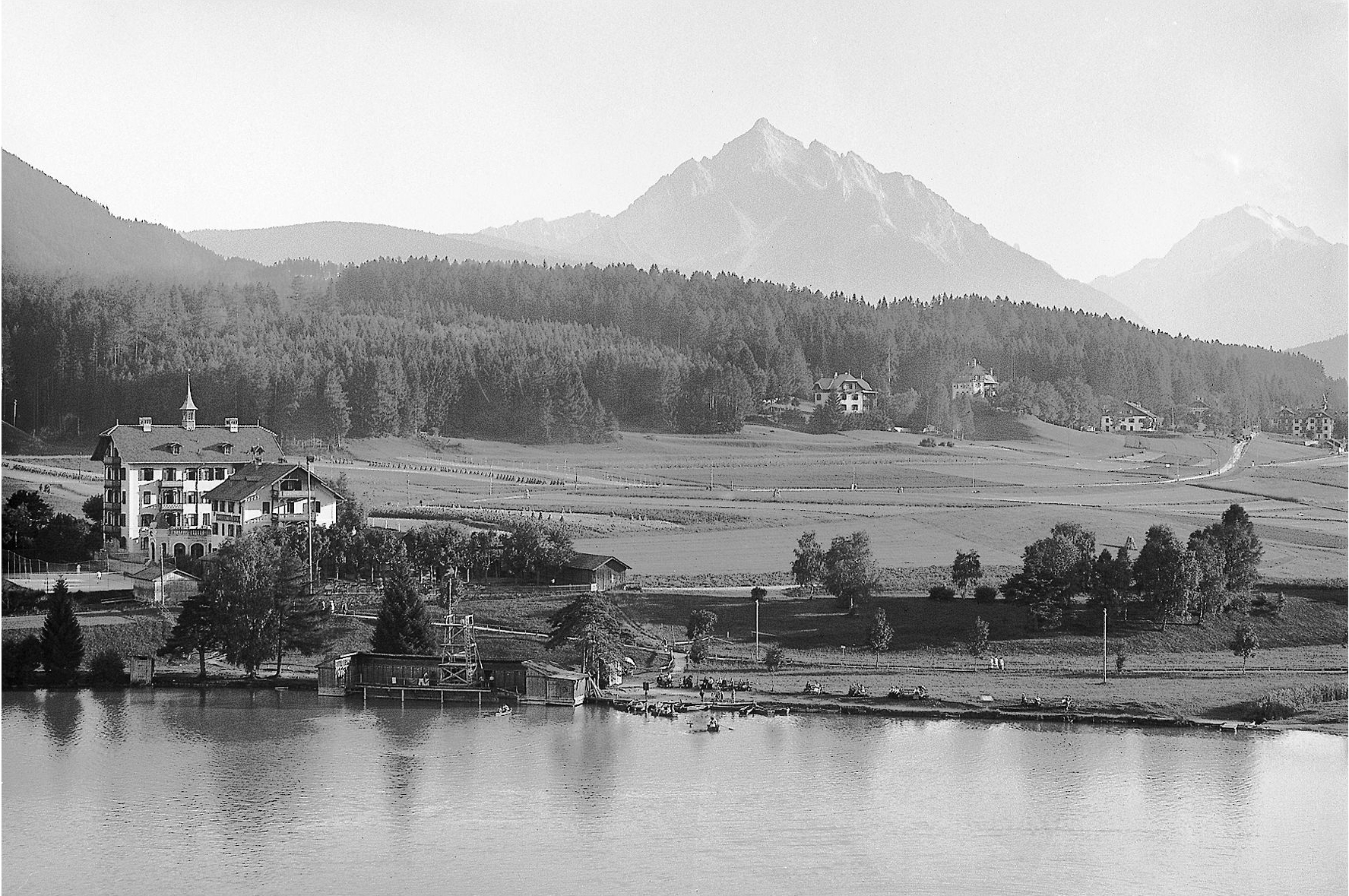 Das Hotel Lansersee gegen Süden mit Tennisplatz und Serles im Hintergrund 1910.