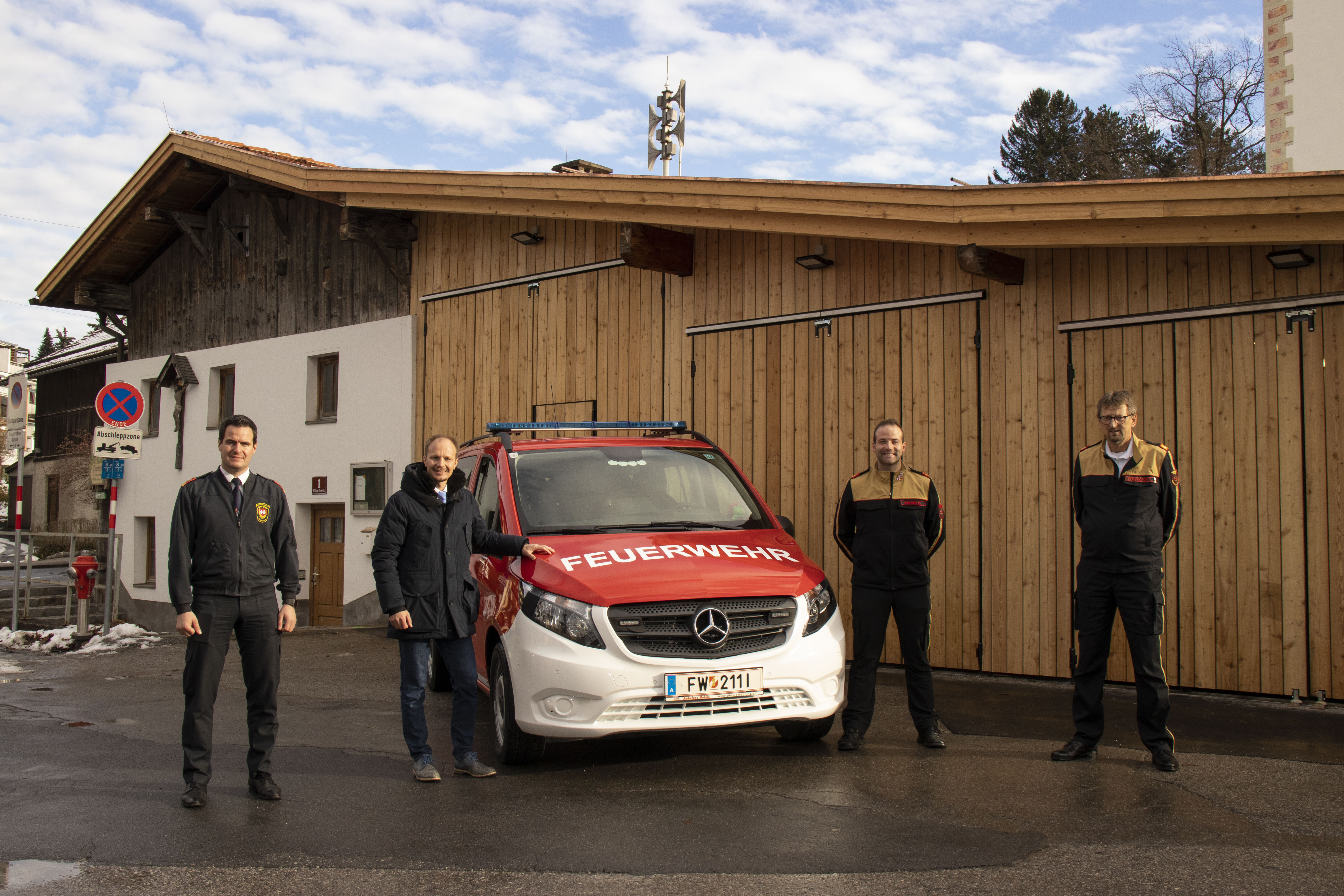 Freuen sich über den gelungenen Umbau des Feuerwehrhauses Vill (v.l.): Branddirektor Helmut Hager, Vizebürgermeister Johannes Anzengruber, Kommandant Martin Rofner und Bezirks-Feuerwehrkommandant Albert Pfeifhofer.