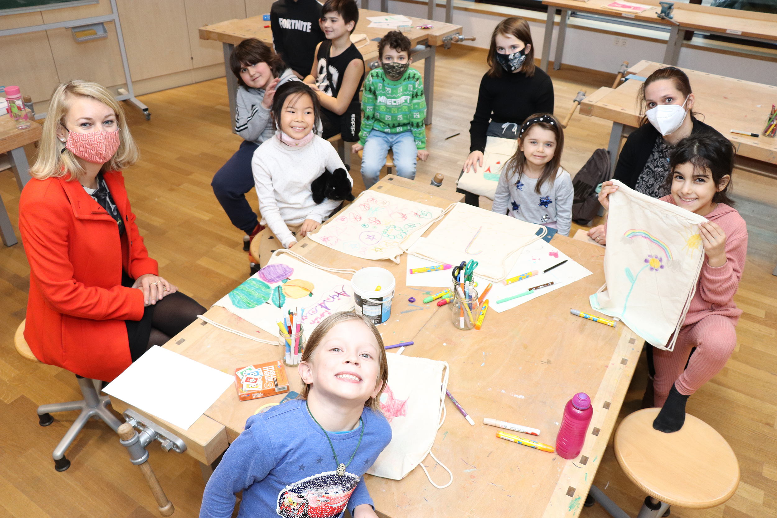 Stadträtin Elisabeth Mayr (l.) besuchte die Leiterin der Ferien- & Freizeitbetreuung bei den Kinderfreunden Tirol, Romana Bichler (r.), und die Kinder der Ferienbetreuung in der Schule am Inn.